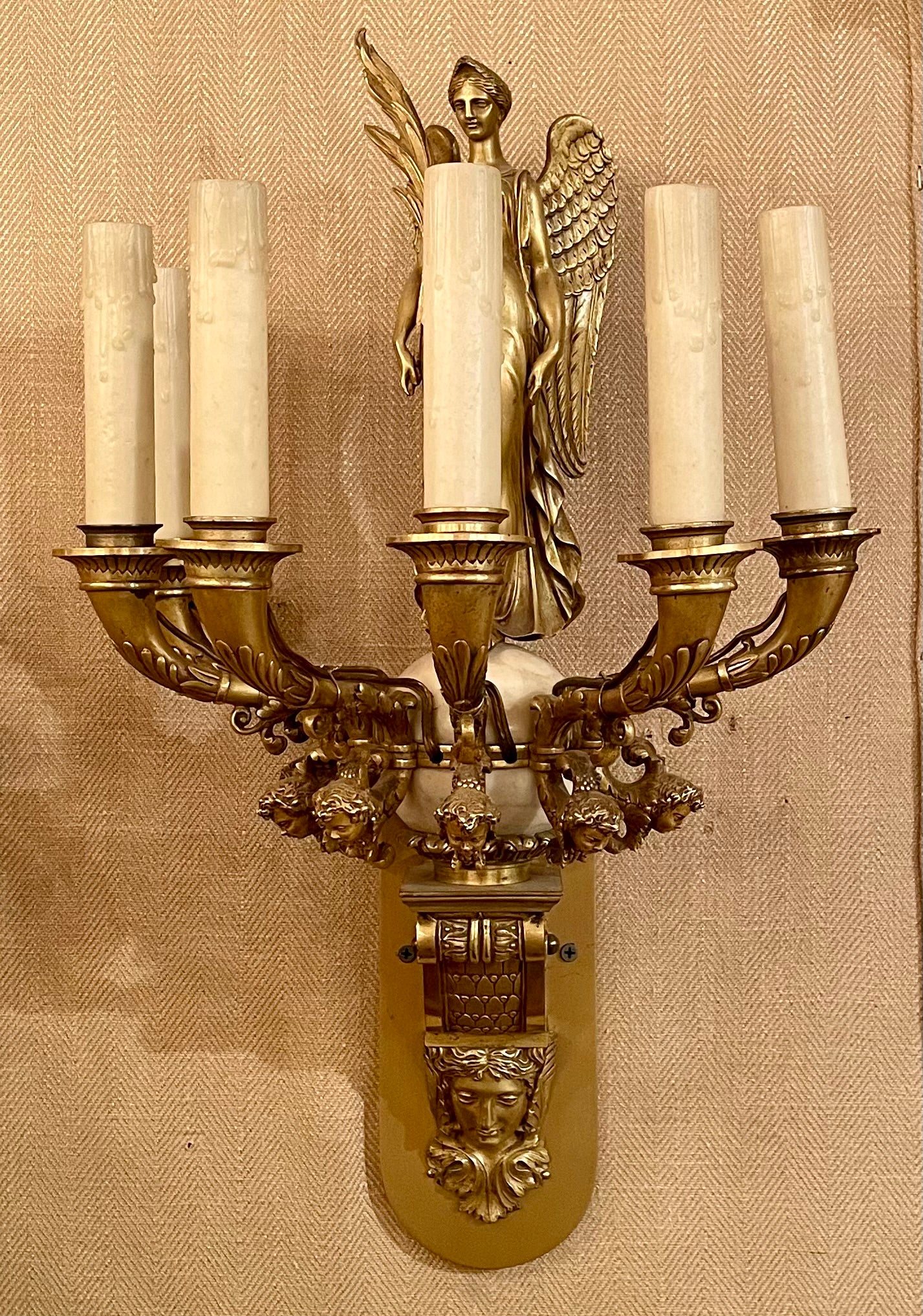 Pareja de Antiguos Apliques Imperio Francés de Bronce Dorado y Mármol con Calidad de Museo, Circa 1830-1850.