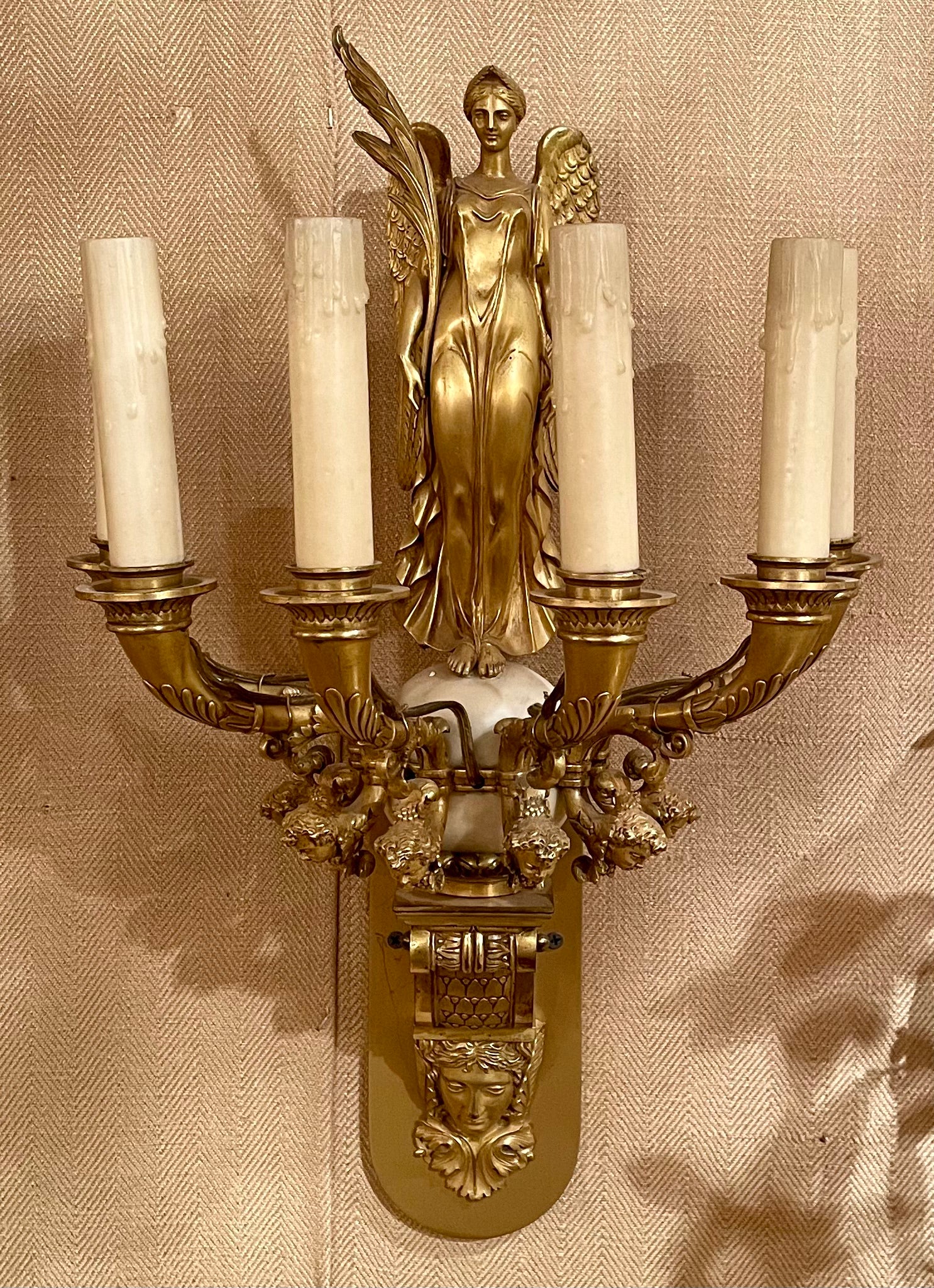 Pareja de Antiguos Apliques Imperio Francés de Bronce Dorado y Mármol, Circa 1830-1850. en Bueno estado para la venta en New Orleans, LA