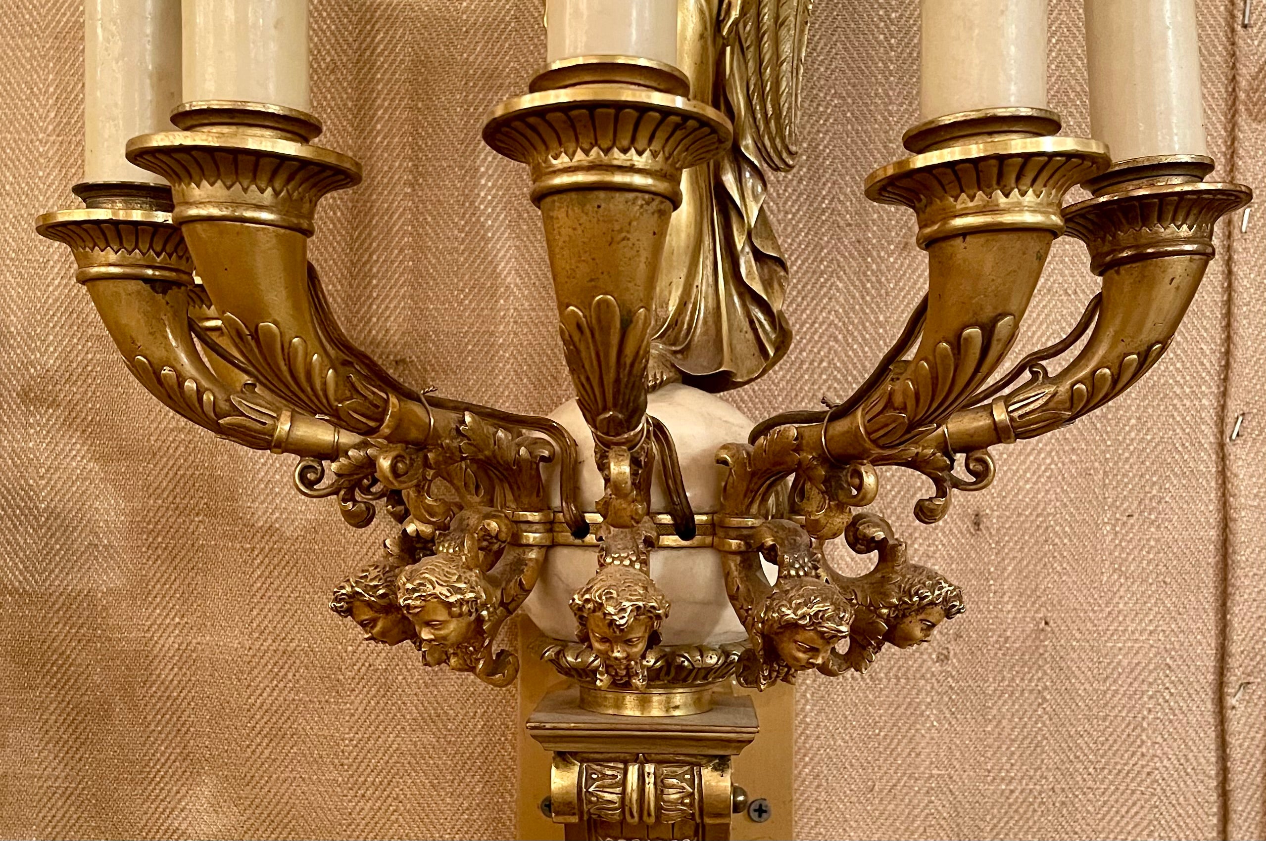 Pareja de Antiguos Apliques Imperio Francés de Bronce Dorado y Mármol, Circa 1830-1850. en venta 1