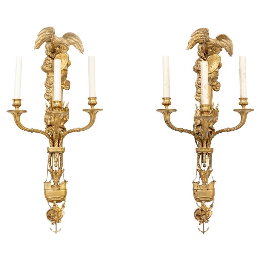 Paar antike französische Wandleuchter aus vergoldeter Bronze im Empire-Stil im Angebot