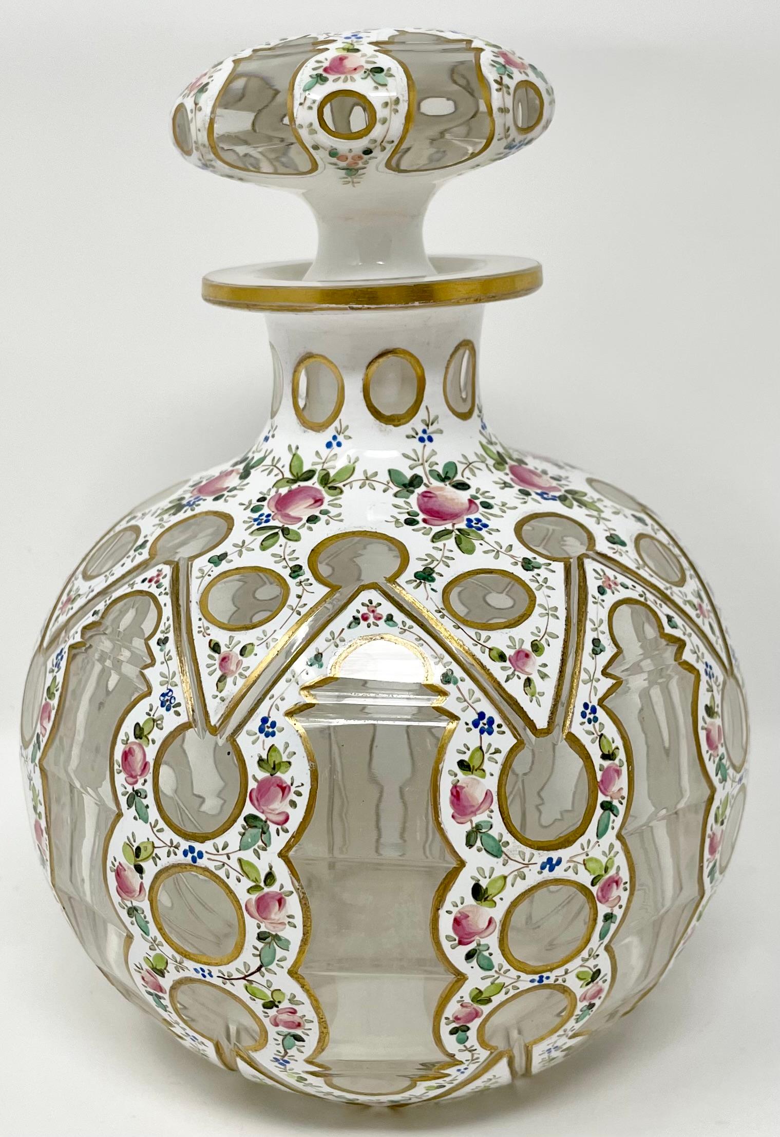 Français Paire de flacons de parfum français anciens en porcelaine émaillée et verre, vers 1860-1870. en vente