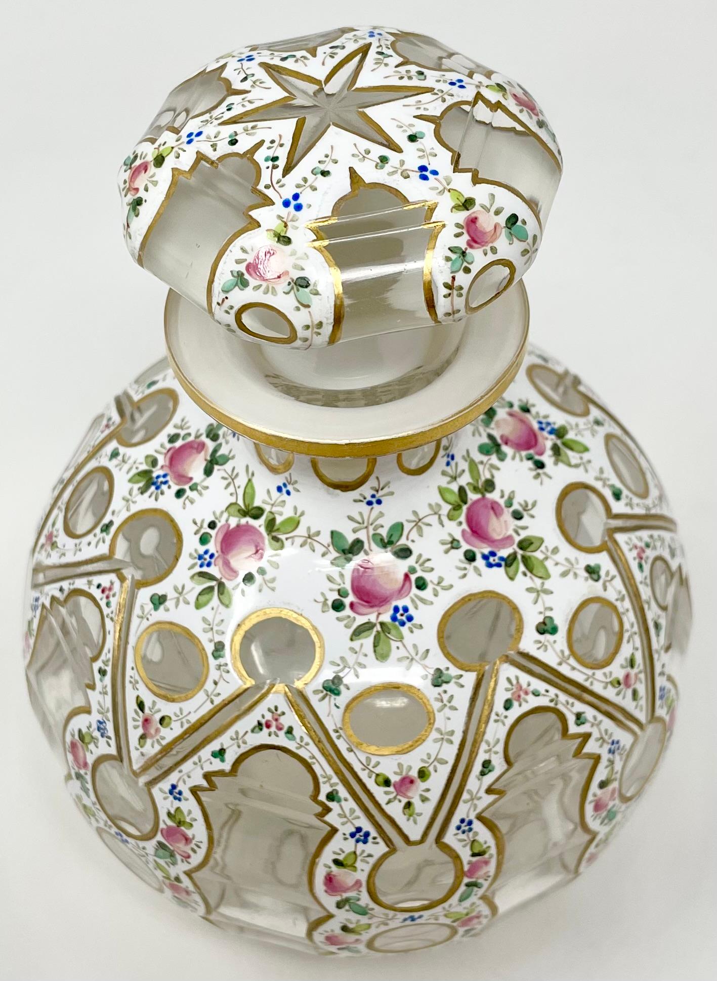 XIXe siècle Paire de flacons de parfum français anciens en porcelaine émaillée et verre, vers 1860-1870. en vente