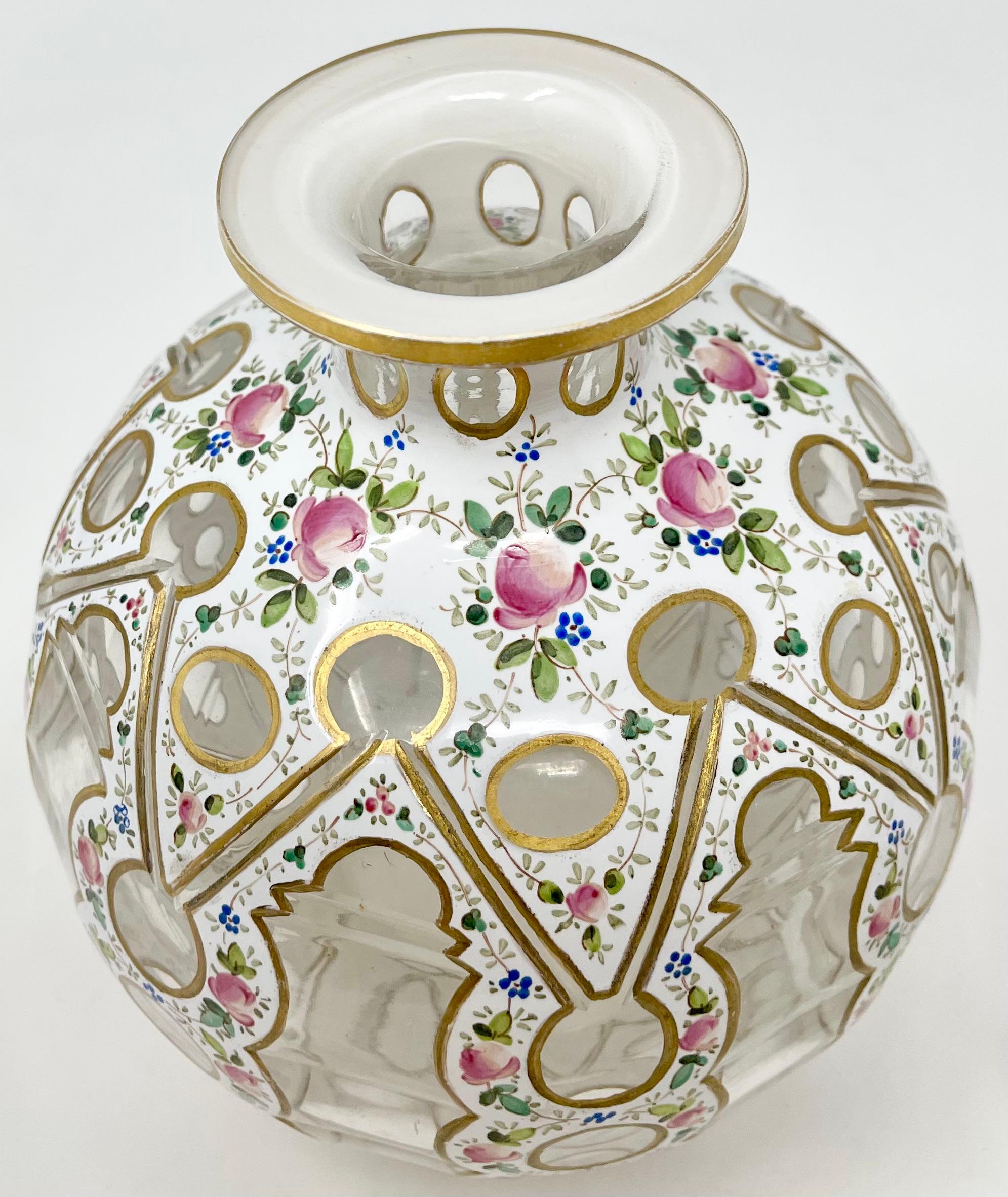 Porcelaine Paire de flacons de parfum français anciens en porcelaine émaillée et verre, vers 1860-1870. en vente