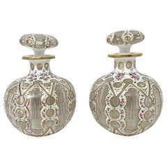 Par de frascos de perfume franceses antiguos de porcelana esmaltada y vidrio, circa 1860-1870.