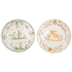 Paire de plats anciens en faïence française peints à la main vers 1780