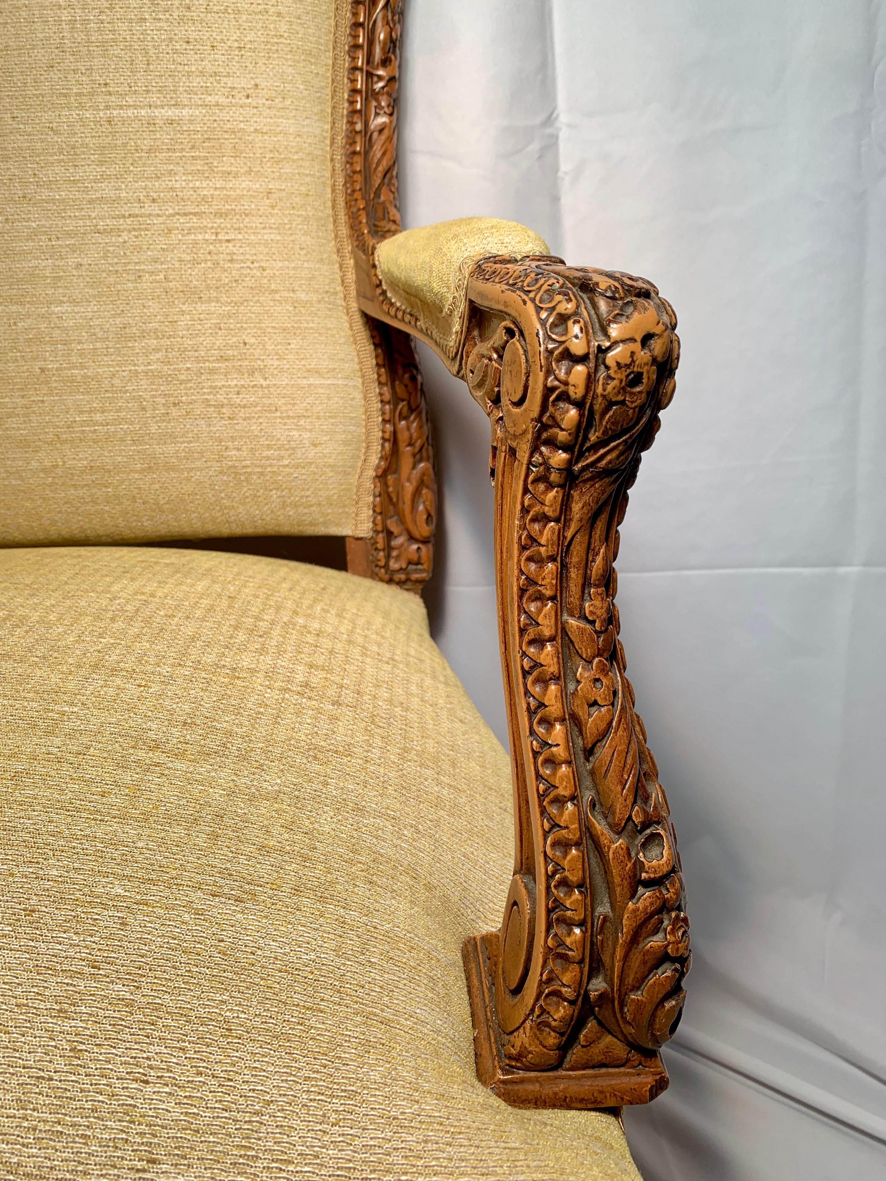 Paar antike französische, fein geschnitzte Sessel aus Nussbaumholz.
