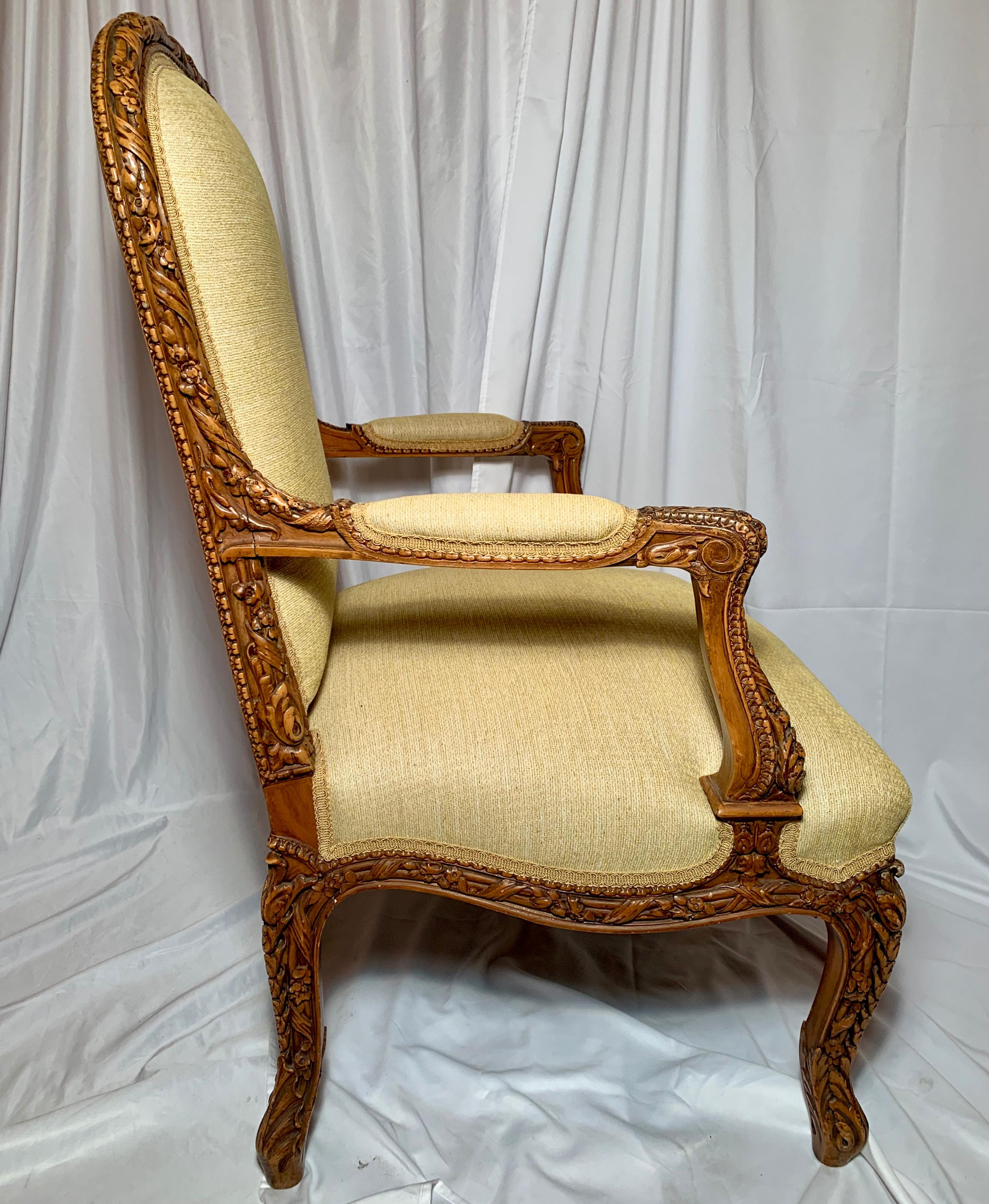 Paar antike französische, fein geschnitzte Sessel aus Nussbaumholz (Französisch) im Angebot