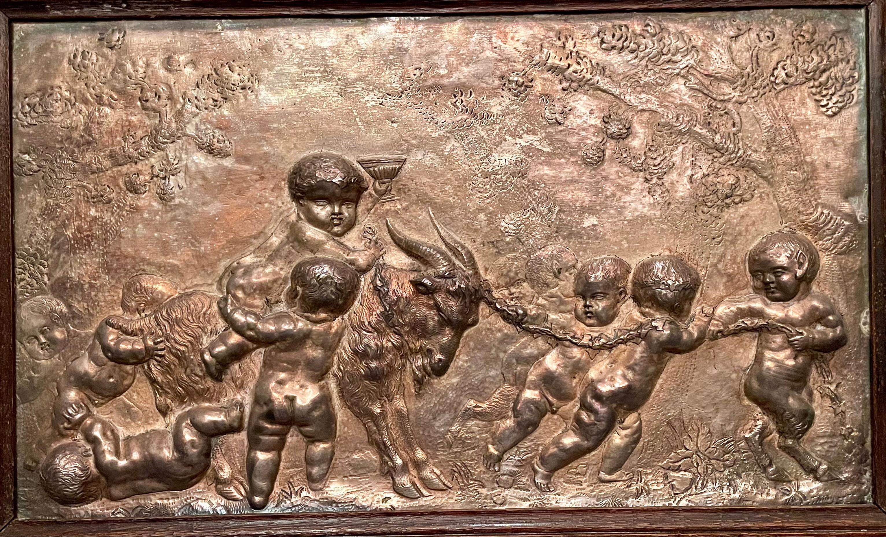 Français Paire d'anciennes plaques en fonte d'argent encadrées d'après Claude Michel Clodion. en vente