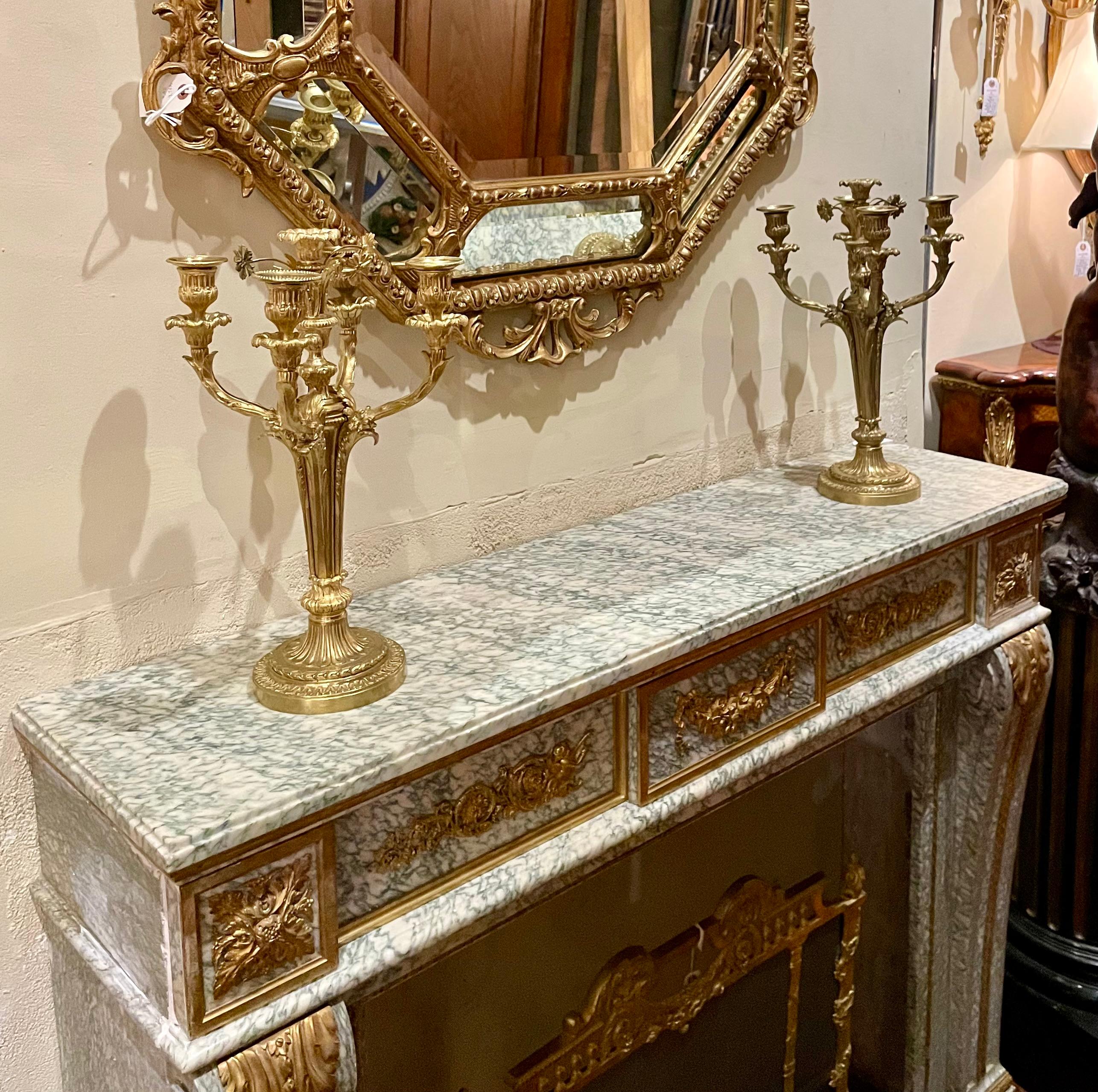 Pareja de Candelabros Antiguos Franceses de Bronce Dorado de 4 Copas, Circa 1865-1880. en venta 6