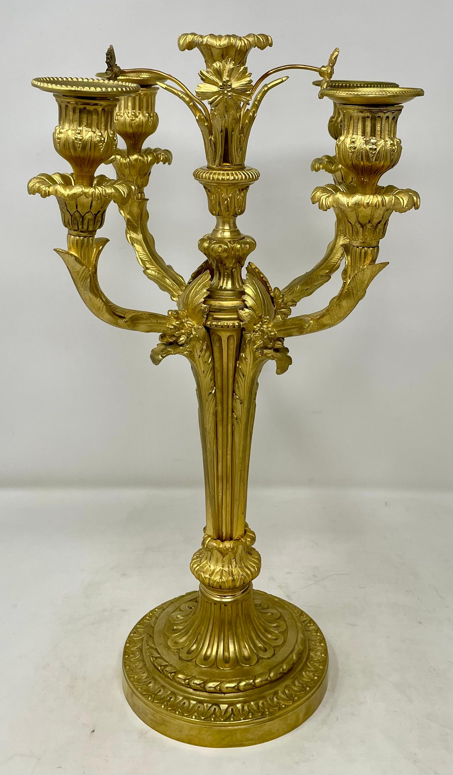 Pareja de candelabros antiguos franceses de bronce dorado de 4 copas, circa 1865-1880.