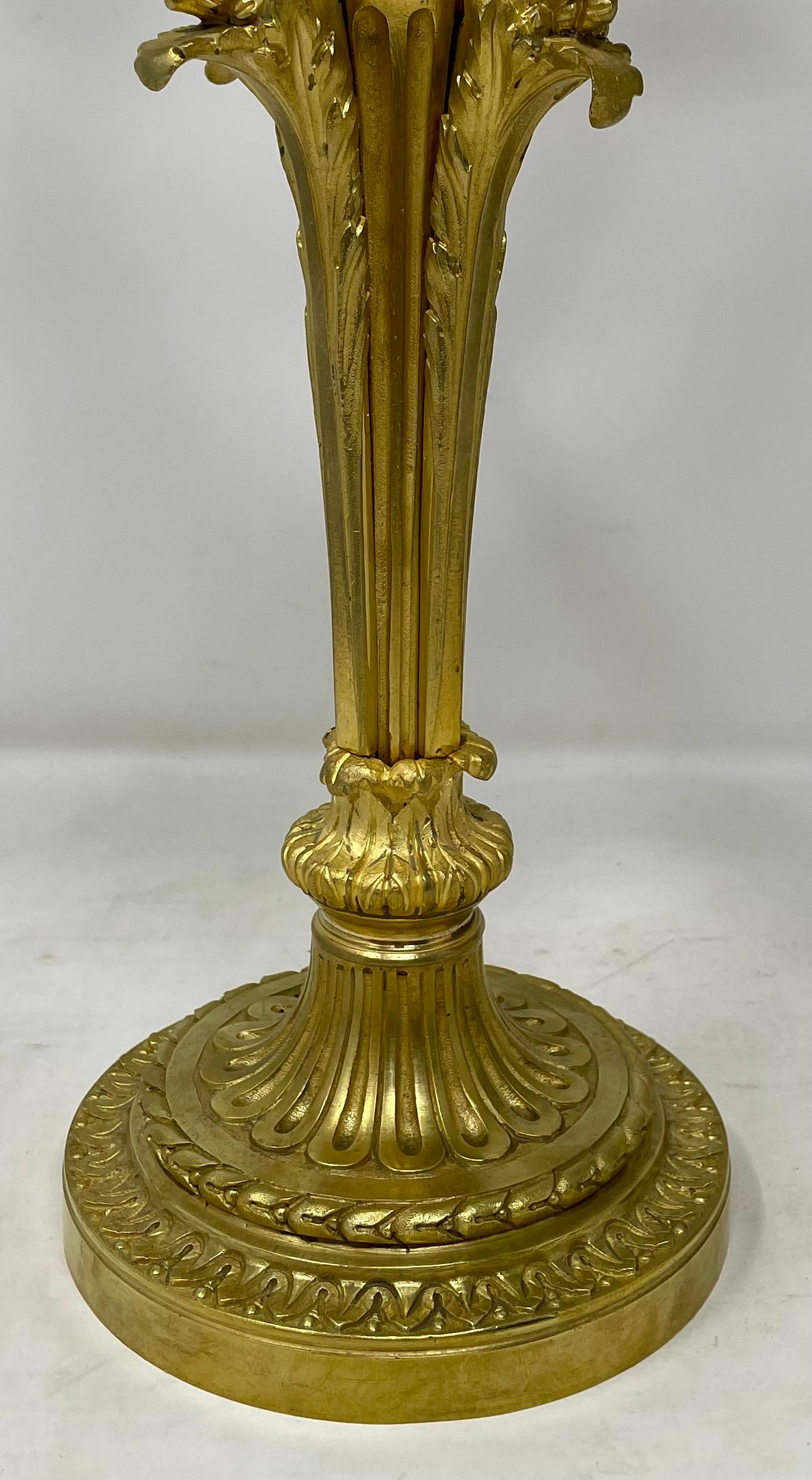 Pareja de Candelabros Antiguos Franceses de Bronce Dorado de 4 Copas, Circa 1865-1880. Francés en venta