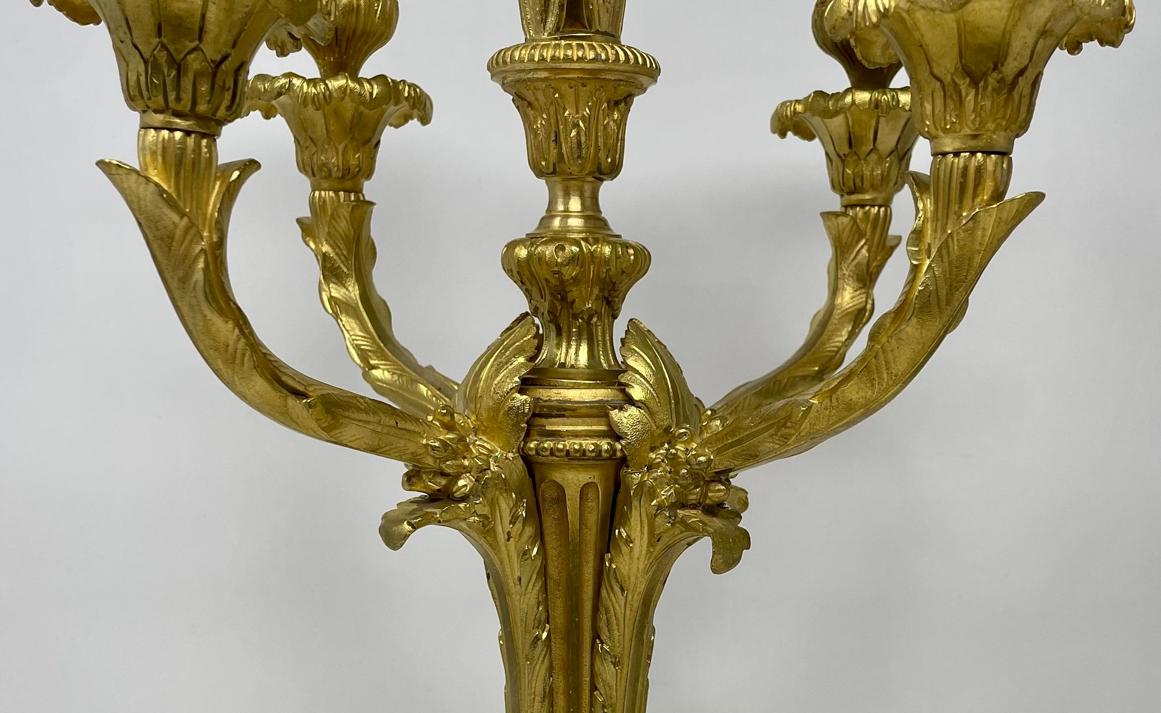 Pareja de Candelabros Antiguos Franceses de Bronce Dorado de 4 Copas, Circa 1865-1880. en Bueno estado para la venta en New Orleans, LA