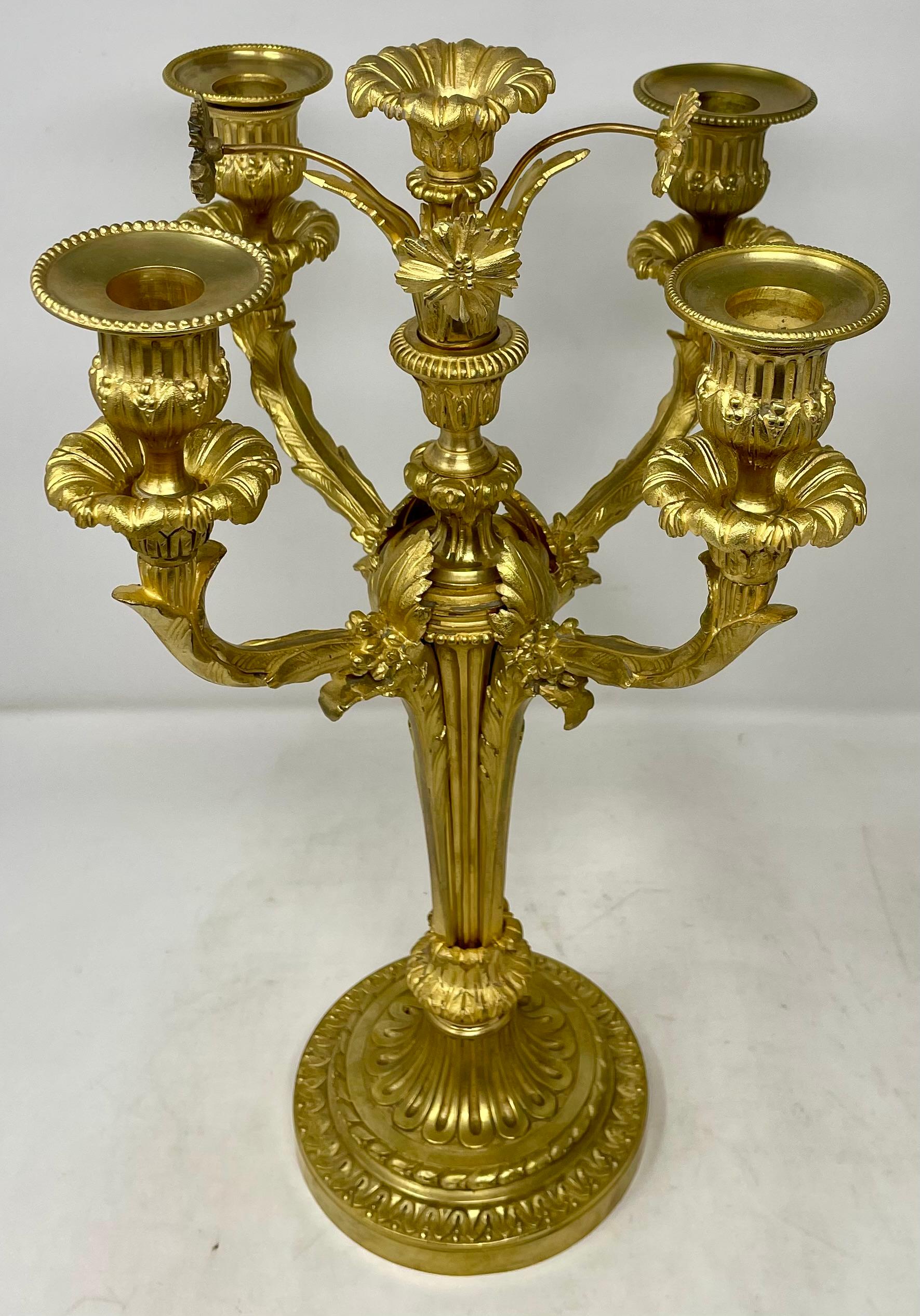 Pareja de Candelabros Antiguos Franceses de Bronce Dorado de 4 Copas, Circa 1865-1880. en venta 1