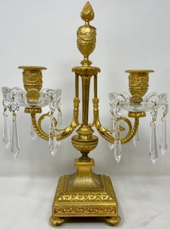 Paar antike französische Kandelaber aus Goldbronze und Kristall, um 1875-1895.