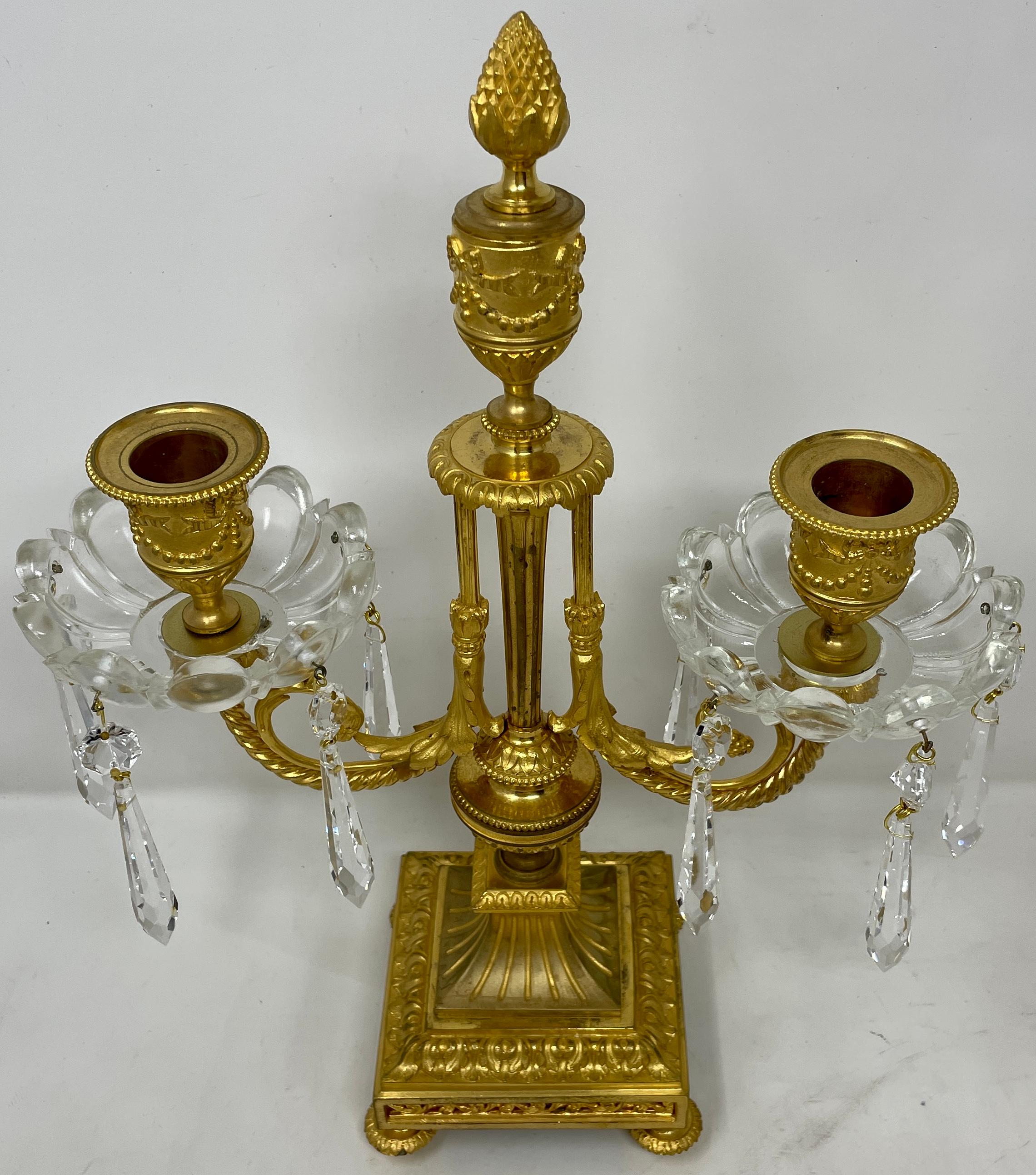 Paar antike französische Kandelaber aus Goldbronze und Kristall, um 1875-1895. (Französisch) im Angebot