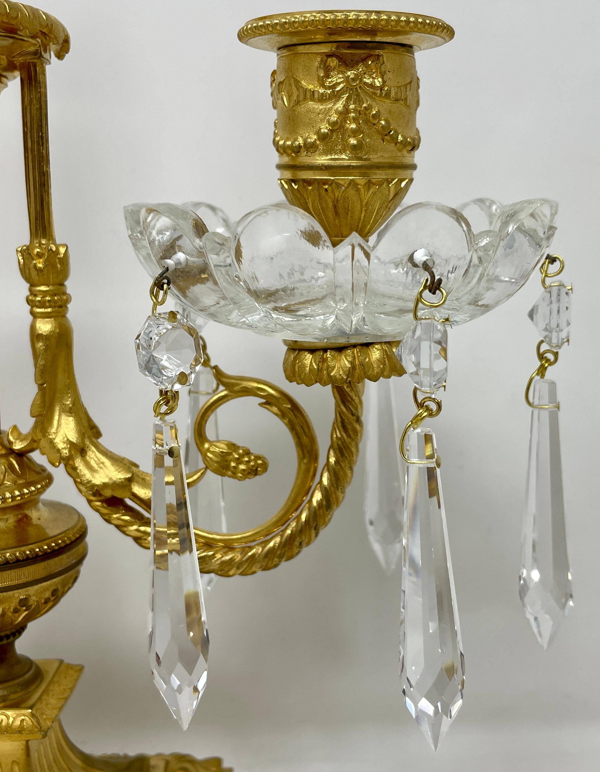 Paar antike französische Kandelaber aus Goldbronze und Kristall, um 1875-1895. (19. Jahrhundert) im Angebot