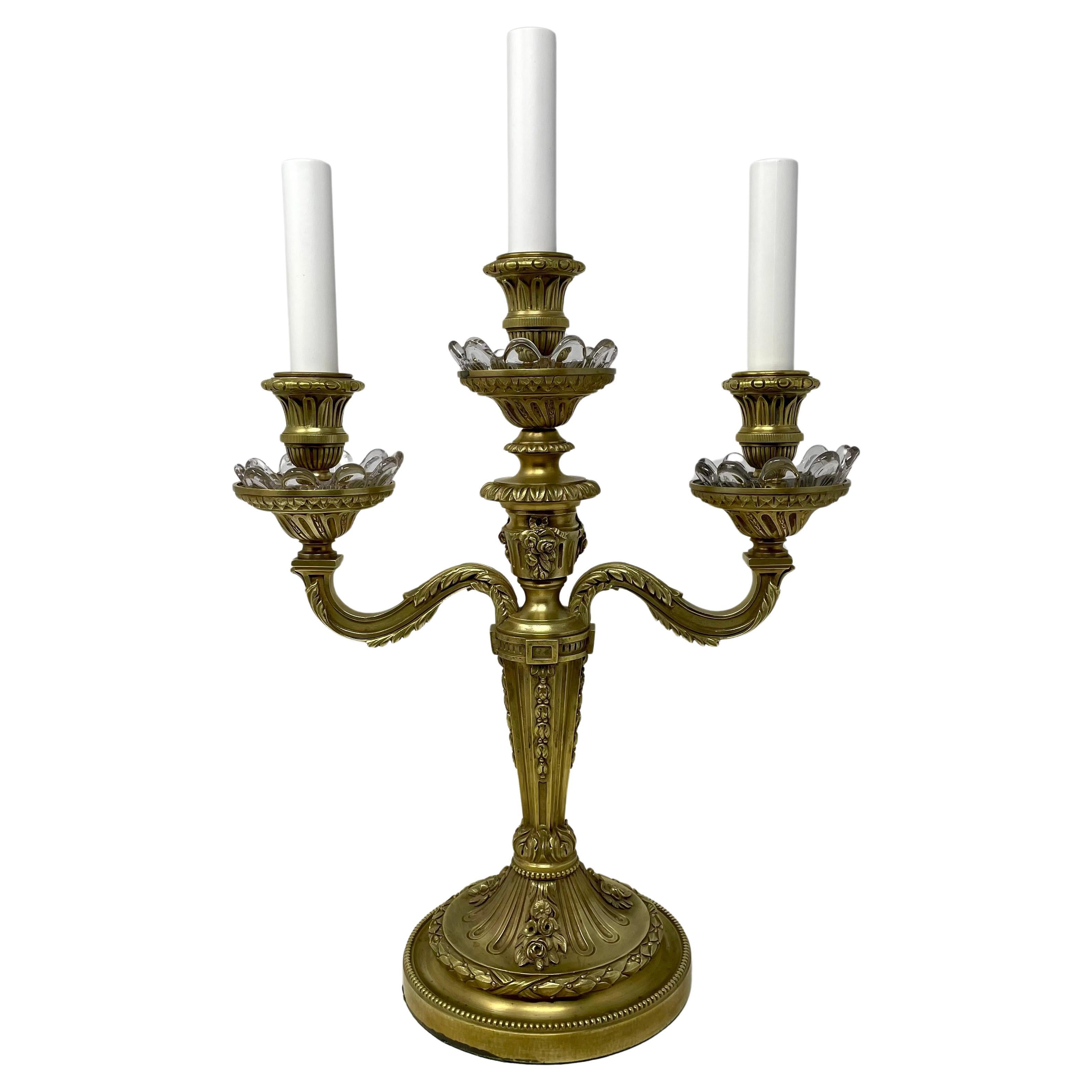 Paire de chandeliers anciens français en bronze doré et cristal, vers 1885.