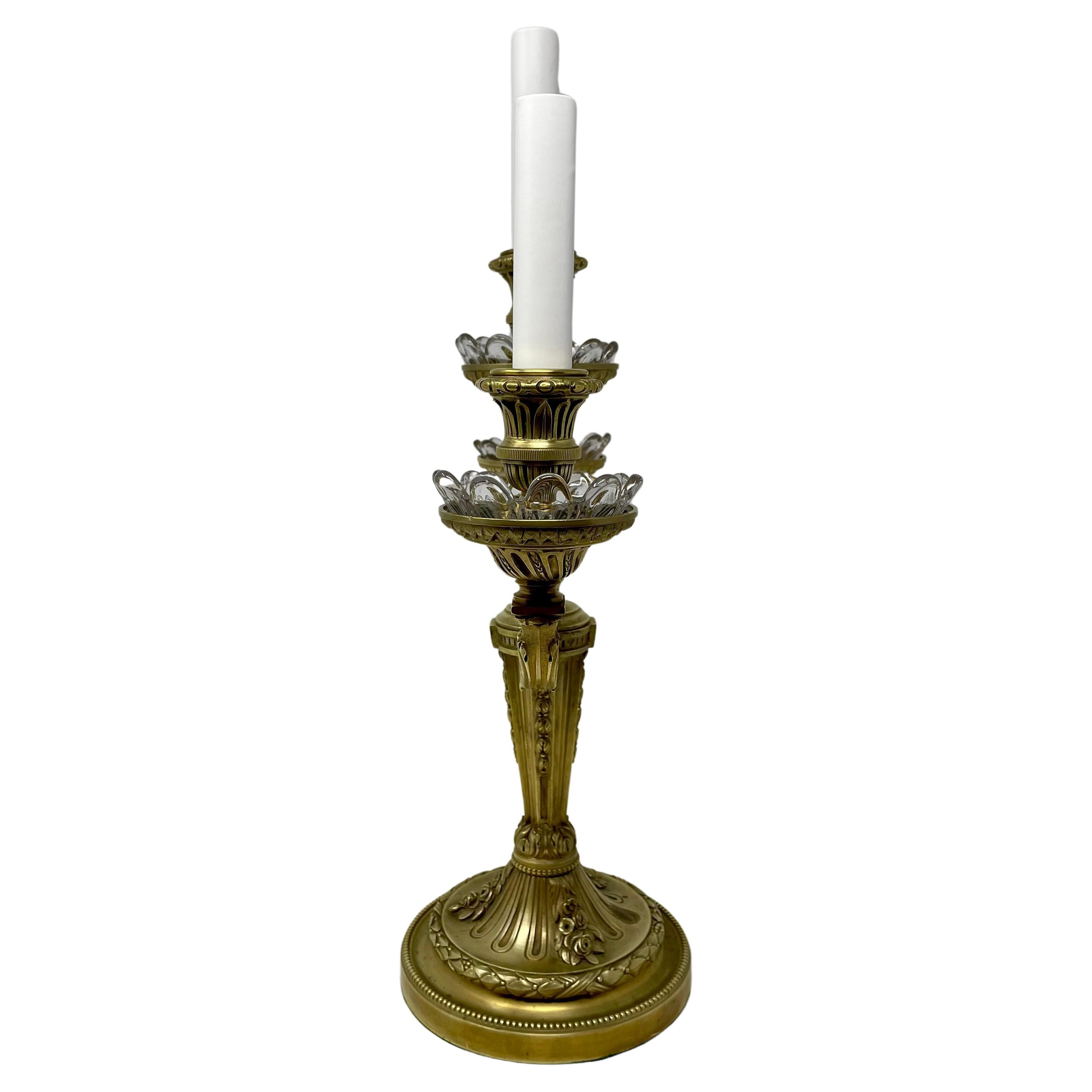 Français Paire de candélabres français anciens en or, bronze et cristal, vers 1885. en vente