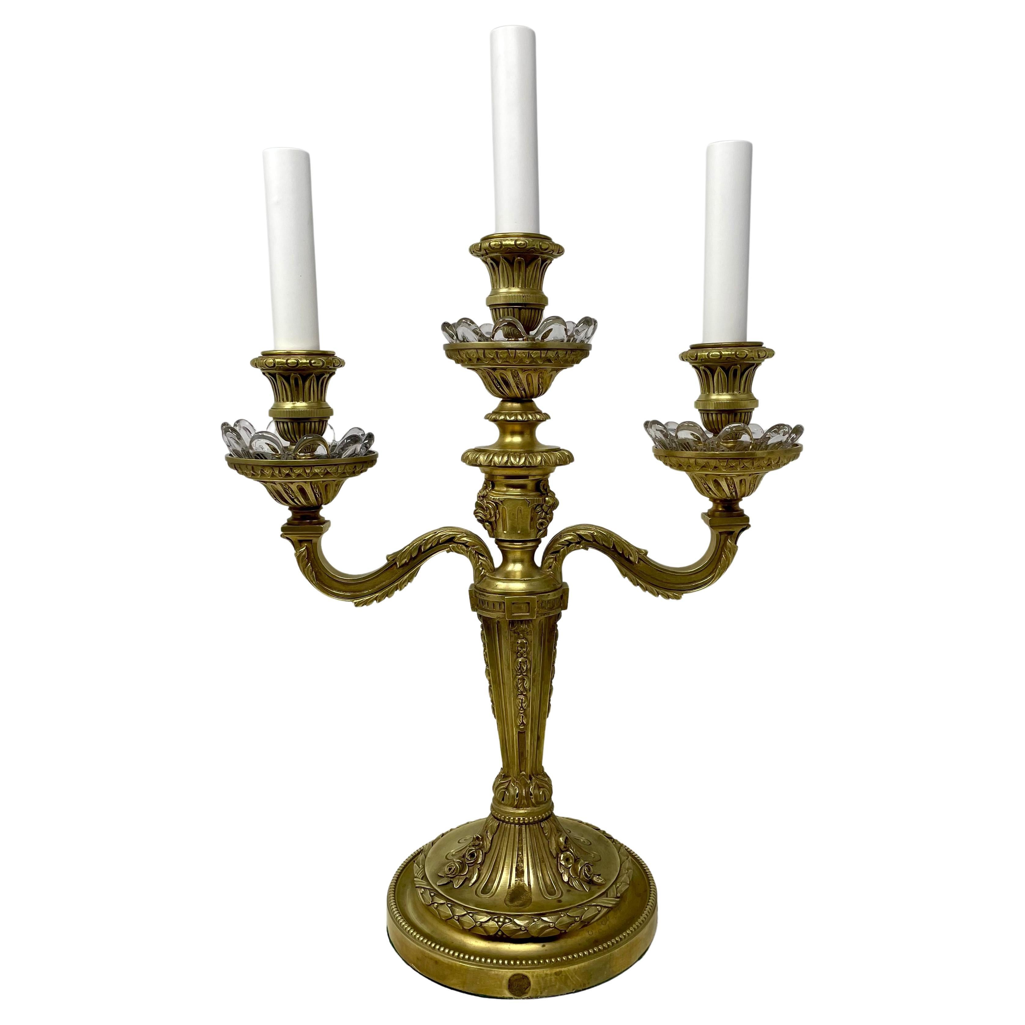 Paire de candélabres français anciens en or, bronze et cristal, vers 1885. Bon état - En vente à New Orleans, LA
