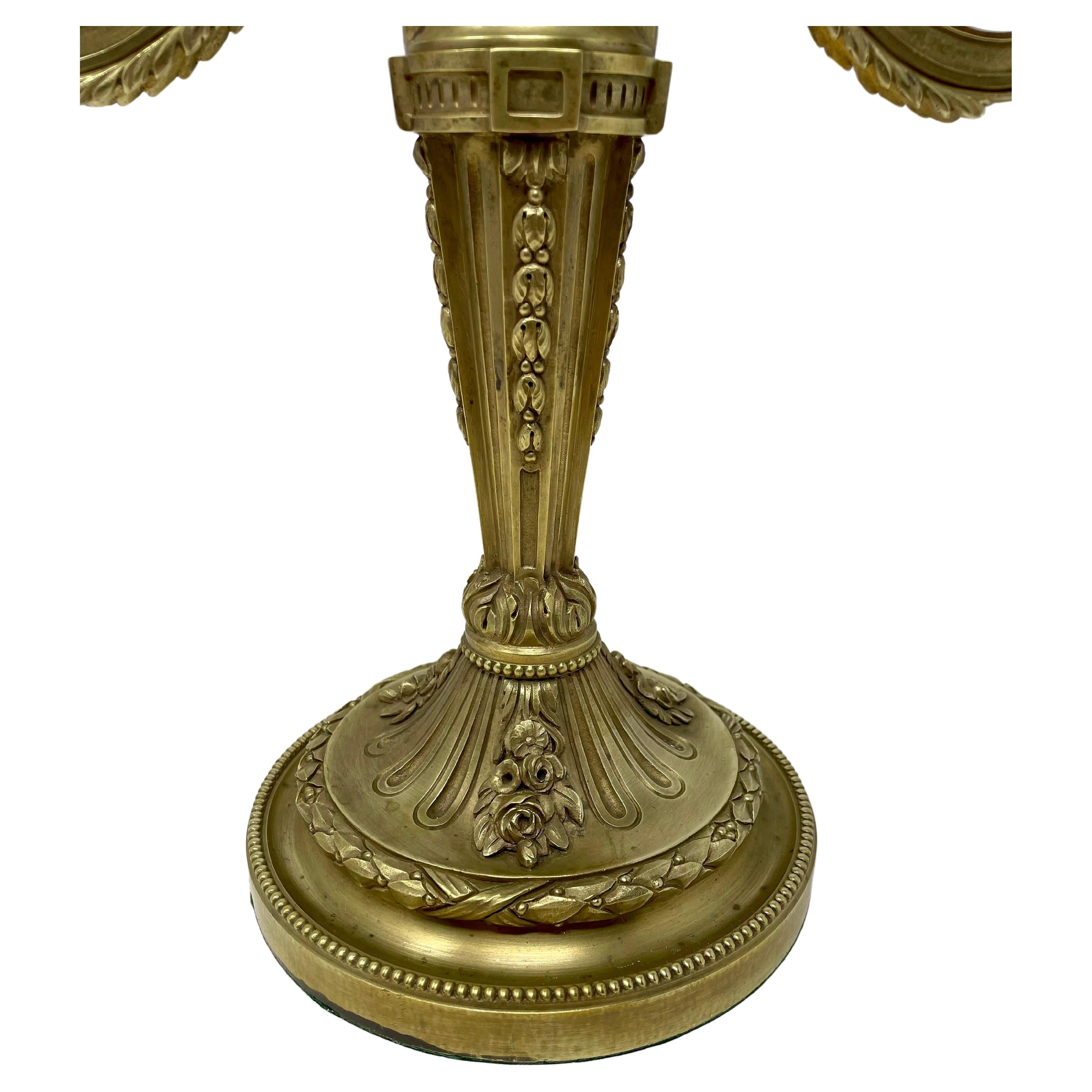 XIXe siècle Paire de candélabres français anciens en or, bronze et cristal, vers 1885. en vente