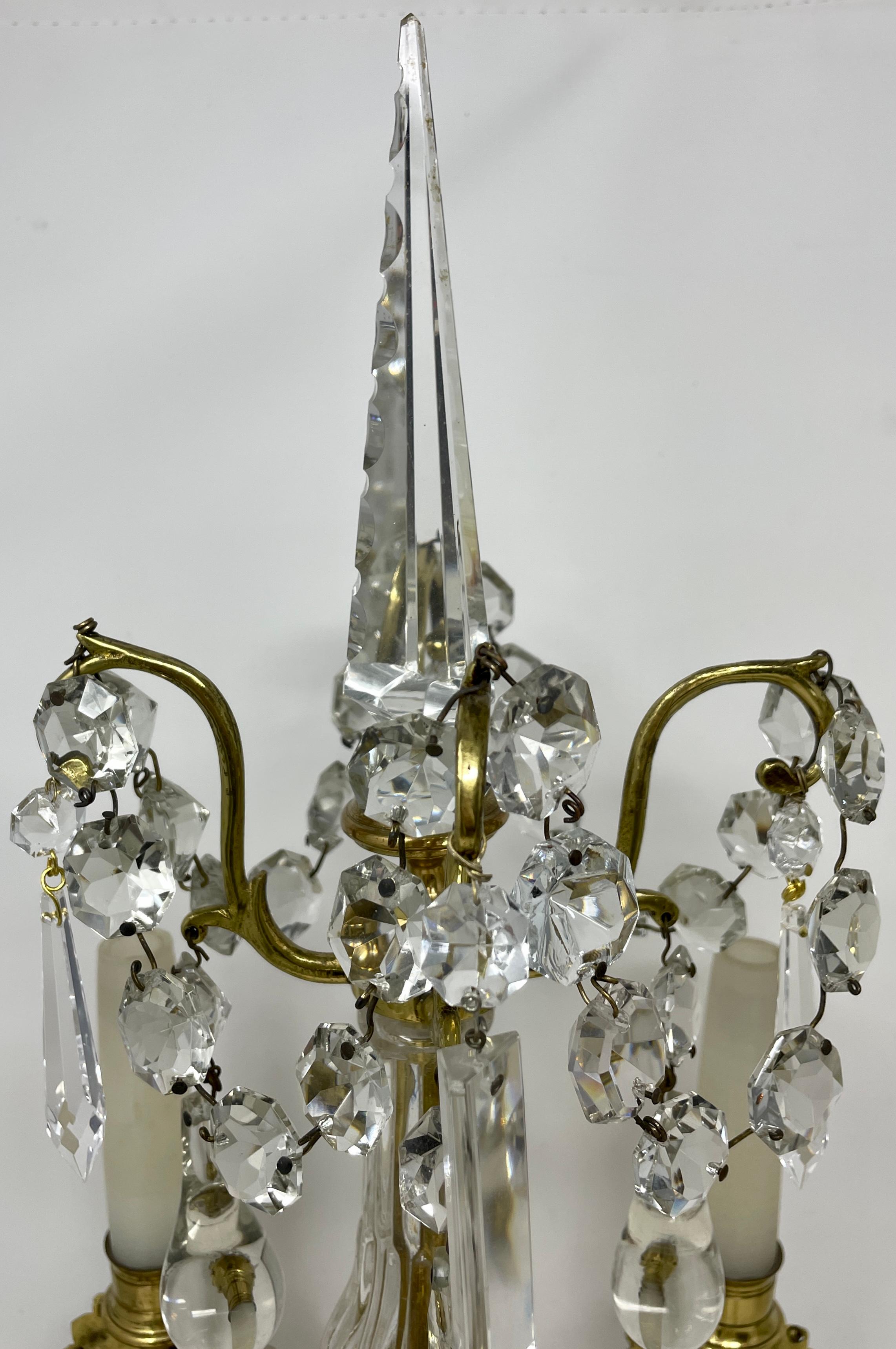 Paar antike französische Girandolen-Kandelaber aus Goldbronze und Kristall, um 1890. im Zustand „Gut“ im Angebot in New Orleans, LA