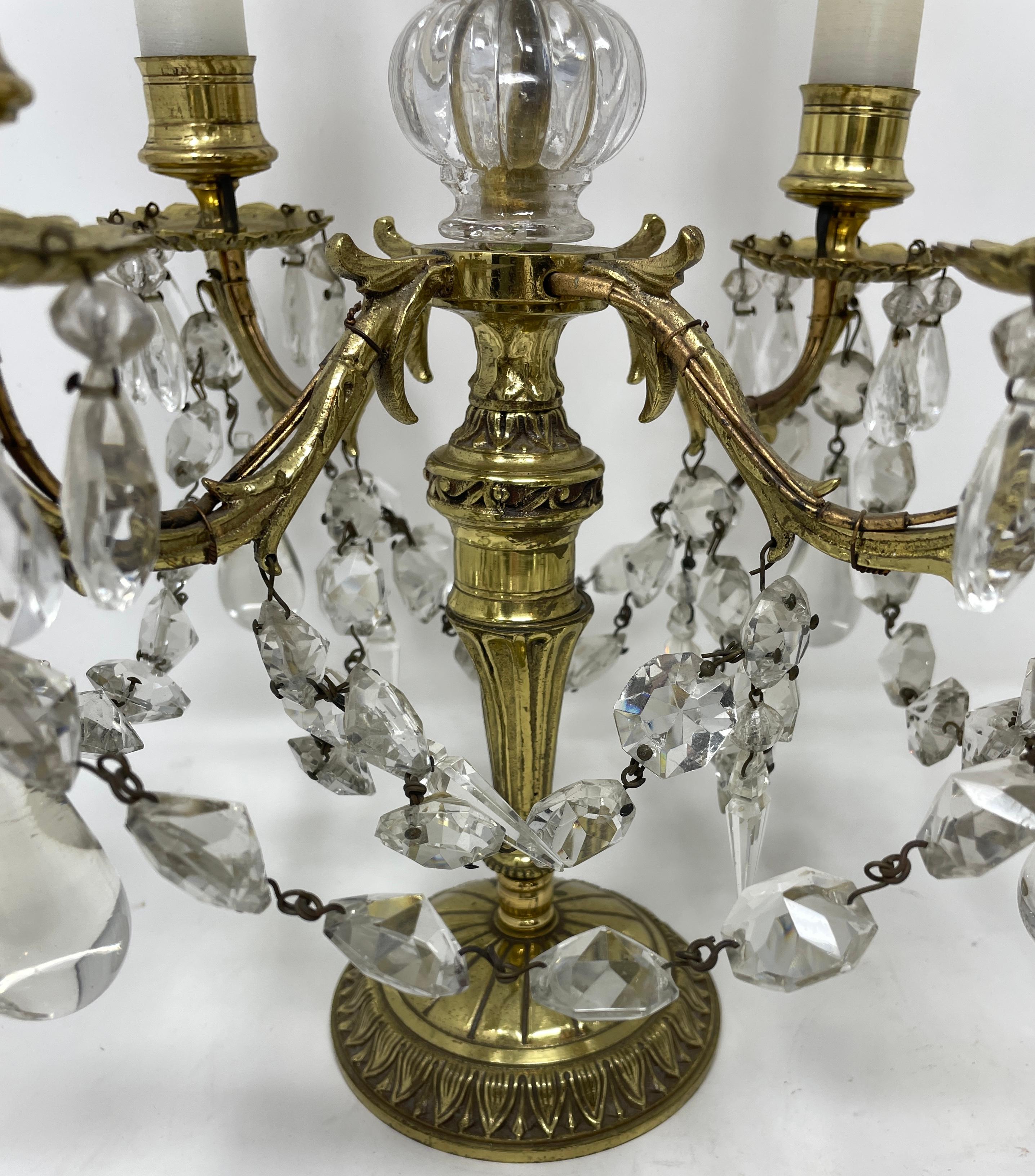 Paar antike französische Girandolen-Kandelaber aus Goldbronze und Kristall, um 1890. im Angebot 1