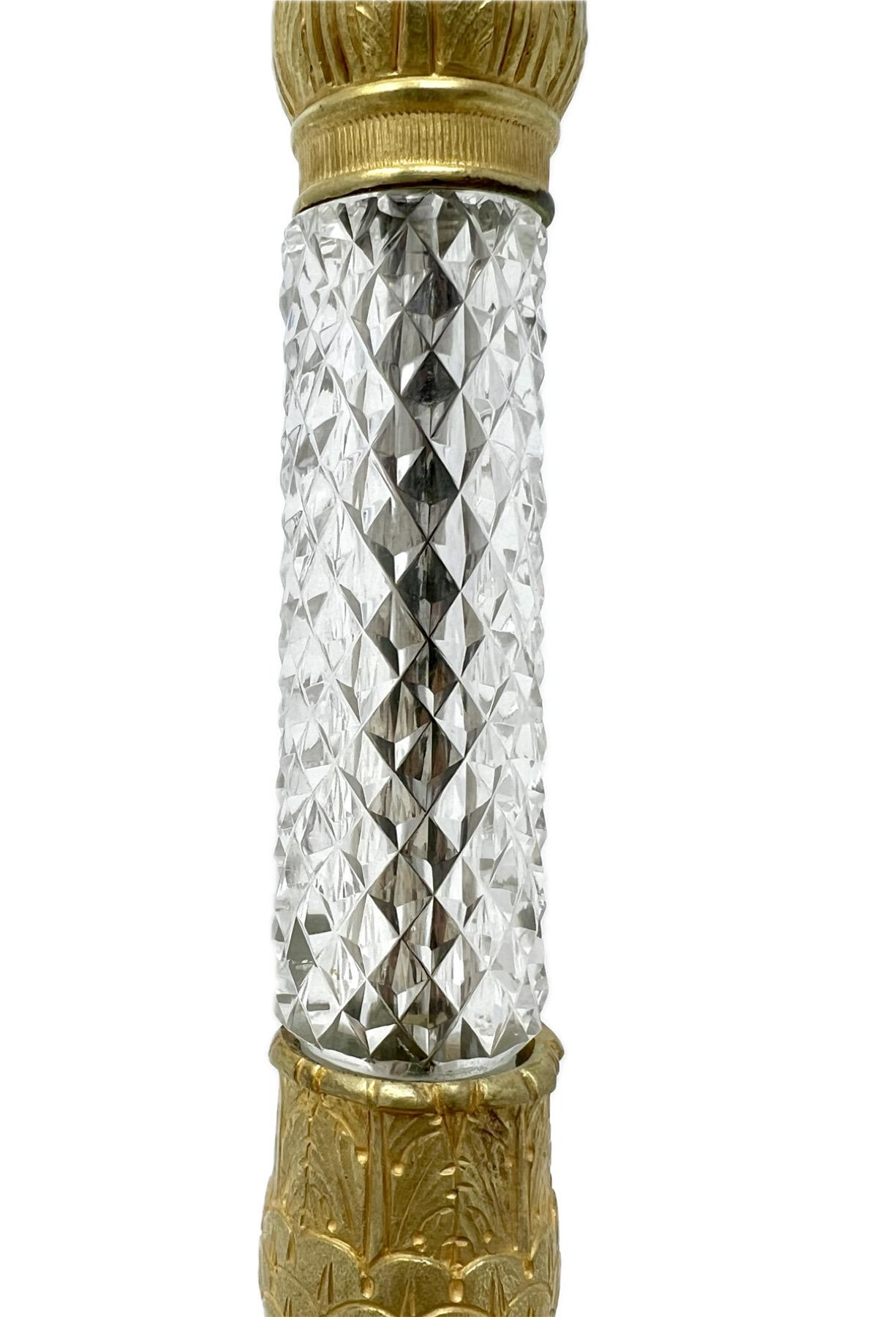 Français Paire de chandeliers anciens en bronze doré et cristal taillé, vers 1890. en vente
