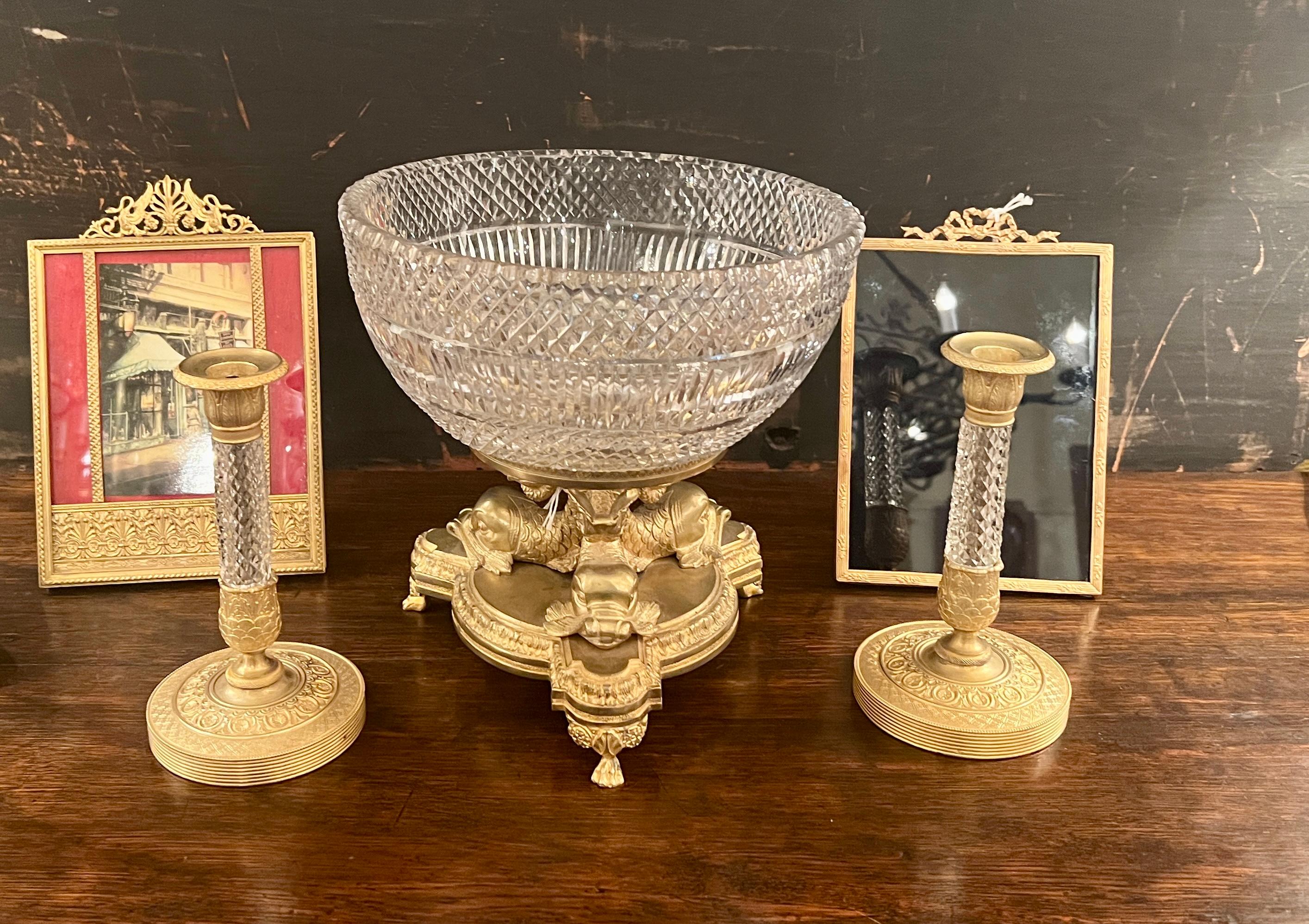 XIXe siècle Paire de chandeliers anciens en bronze doré et cristal taillé, vers 1890. en vente
