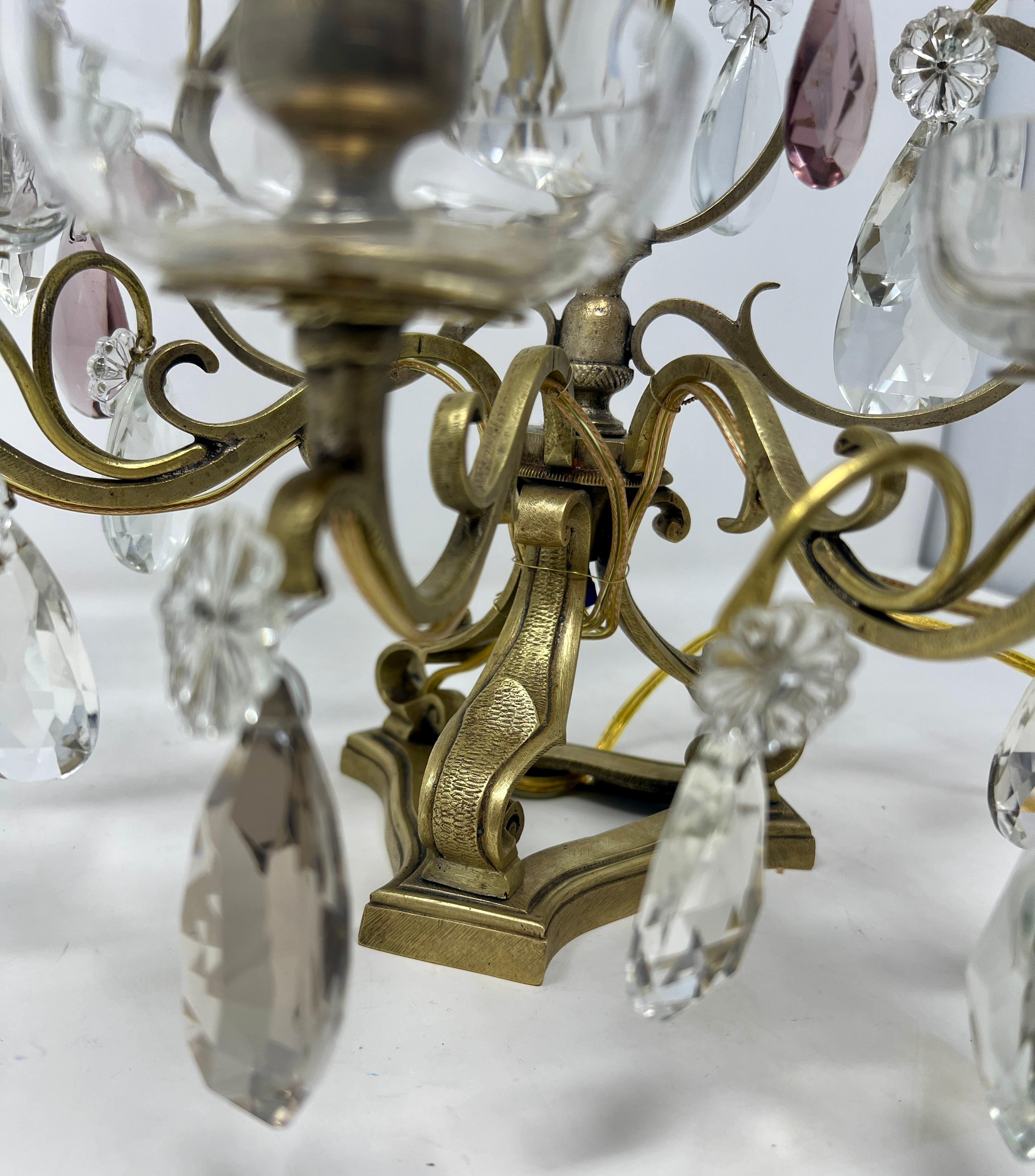 Paire de girandoles anciennes en bronze doré et cristal taillé, vers 1870-1880.
Jolies lampes à bougie avec des prismes de cristal clair, d'améthyste et d'ambre.