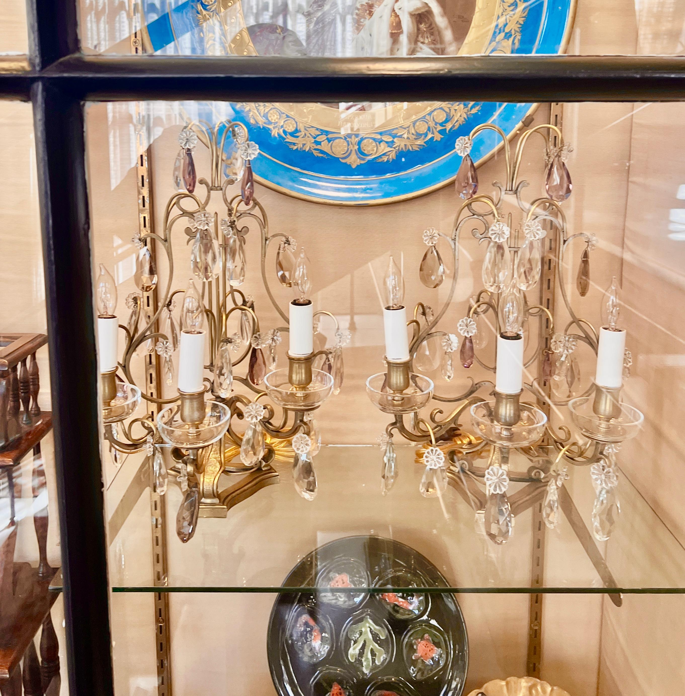 XIXe siècle Paire de girandoles anciennes en bronze doré et cristal taillé, vers 1870-1880. en vente
