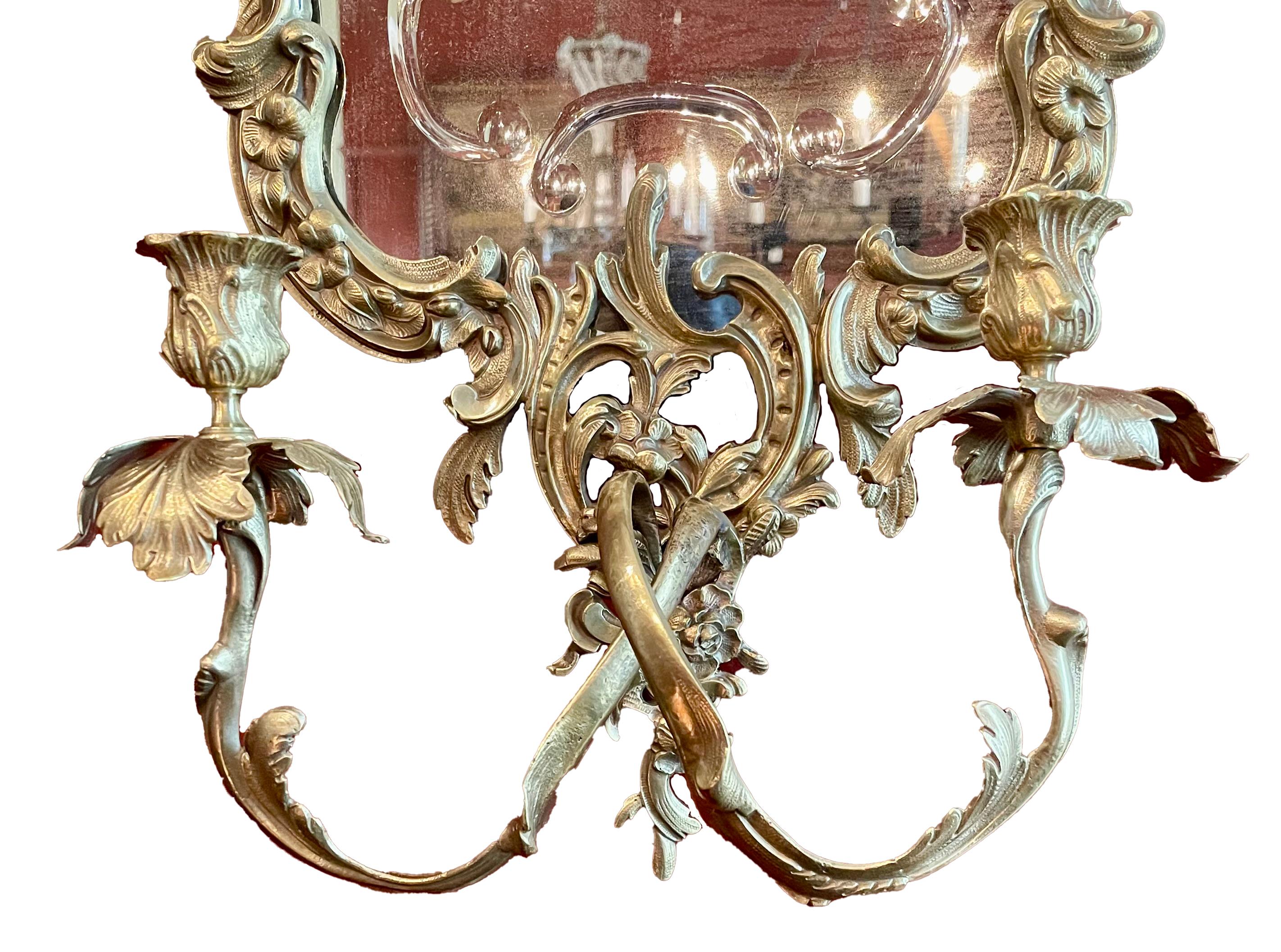 Français Paire d'appliques françaises anciennes en bronze doré et miroir, vers 1890. en vente