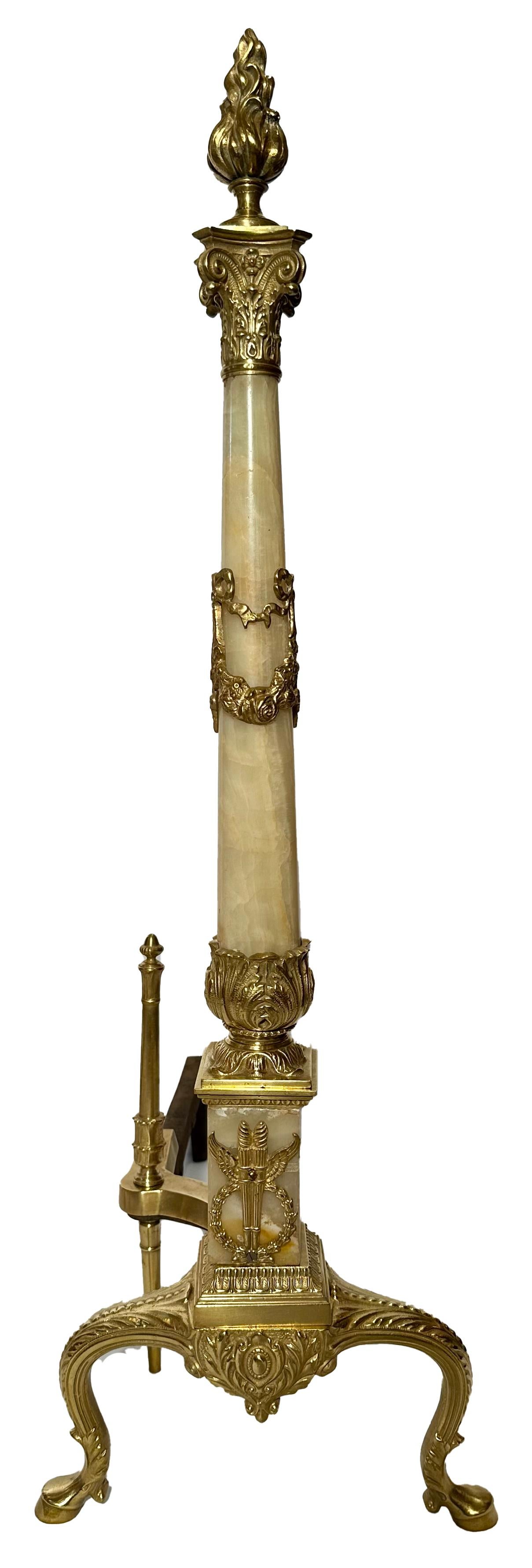 Français Paire de chenets français anciens en bronze doré et marbre onyx, vers les années 1890 en vente