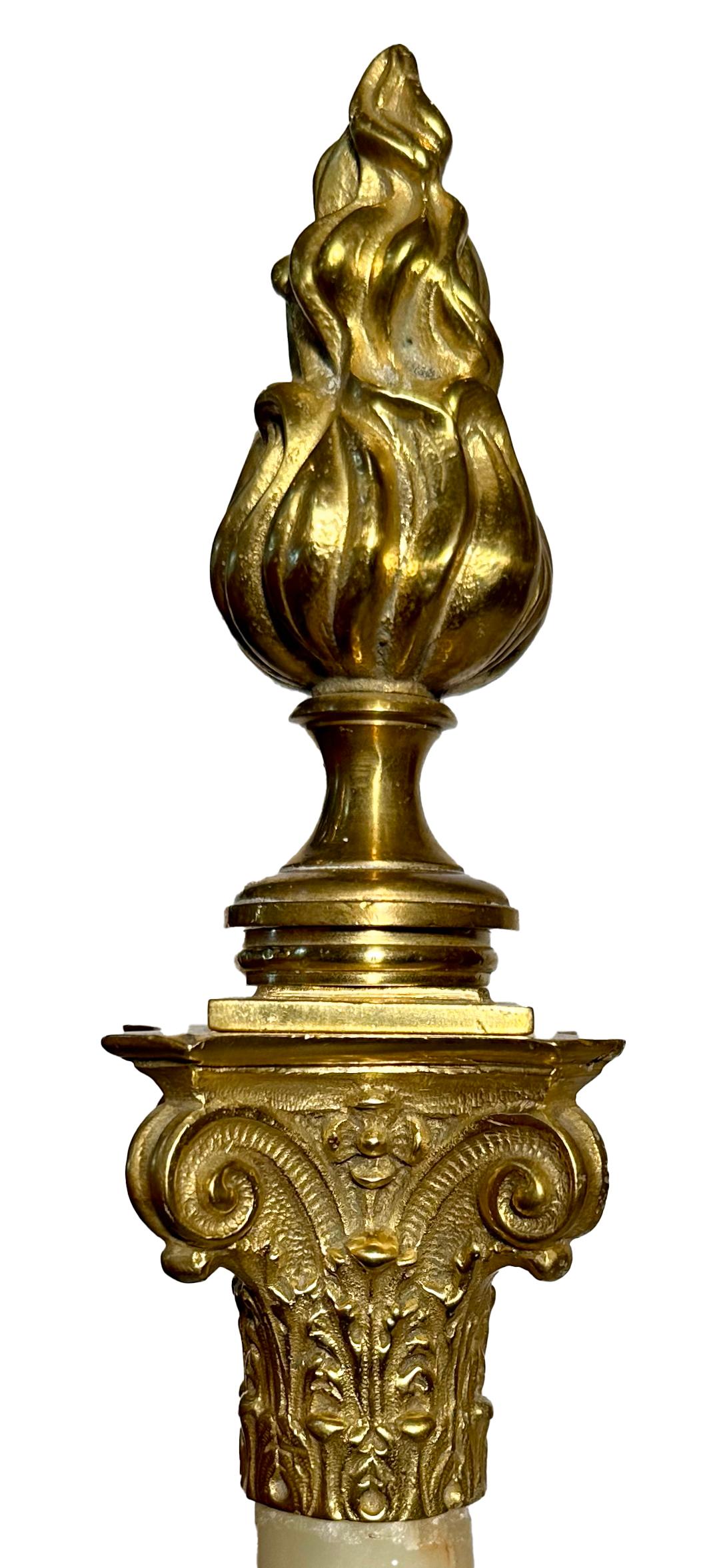 Paire de chenets français anciens en bronze doré et marbre onyx, vers les années 1890 Bon état - En vente à New Orleans, LA