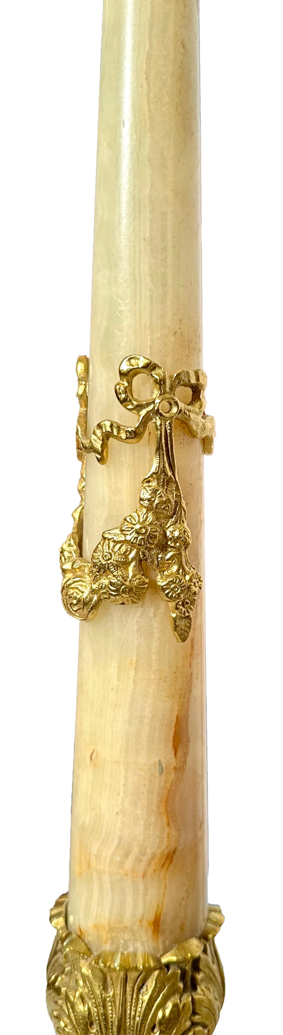 XIXe siècle Paire de chenets français anciens en bronze doré et marbre onyx, vers les années 1890 en vente