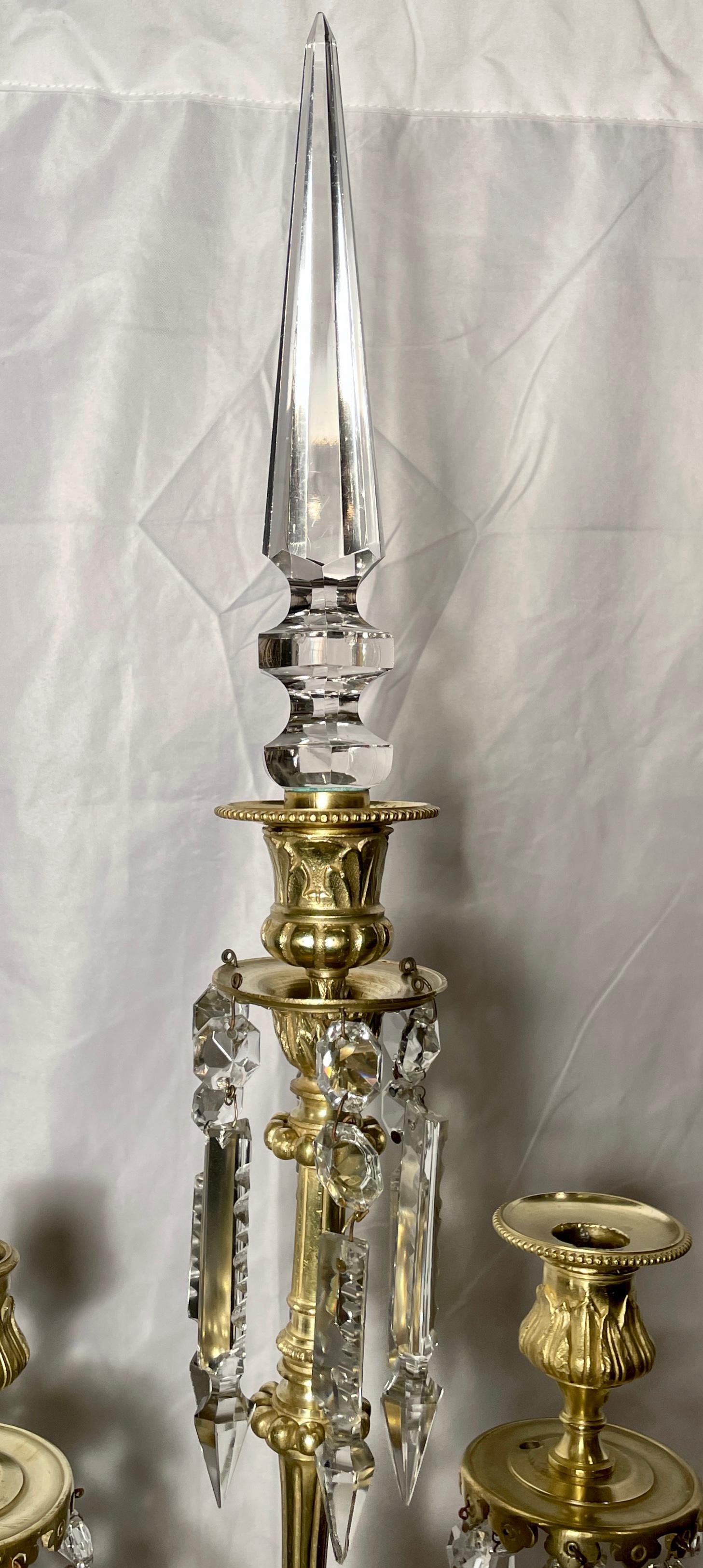 Paar antike französische Girandolen-Kandelaber aus Goldbronze und Baccarat-Kristall, um 1880 (Französisch) im Angebot