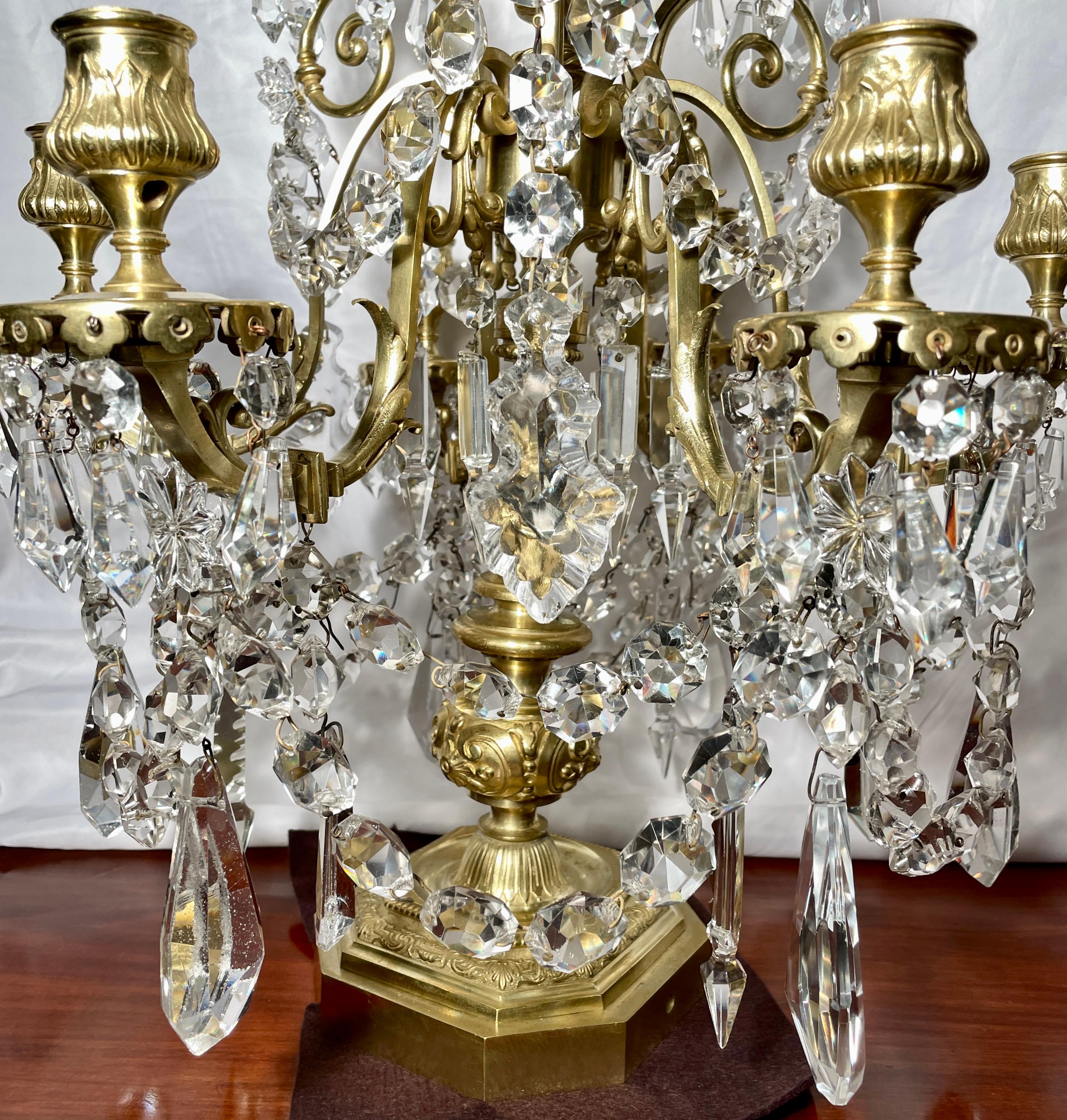 Paar antike französische Girandolen-Kandelaber aus Goldbronze und Baccarat-Kristall, um 1880 (19. Jahrhundert) im Angebot