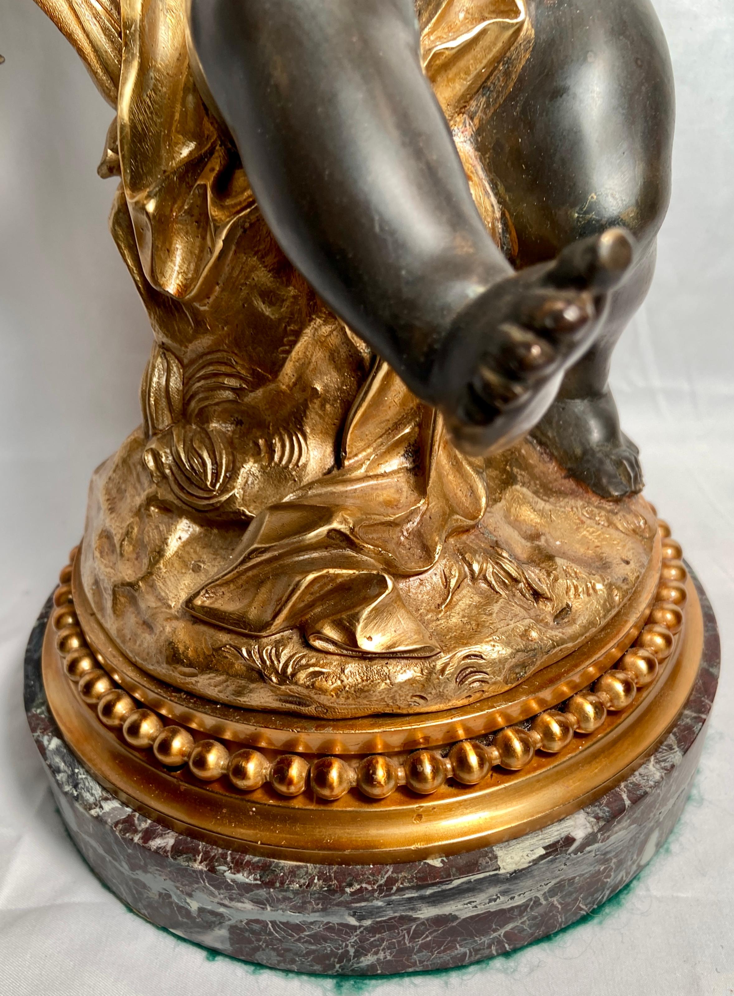 XIXe siècle Paire de candélabres anciens français avec figurine de bacchanale en bronze doré, vers 1870-1880 en vente