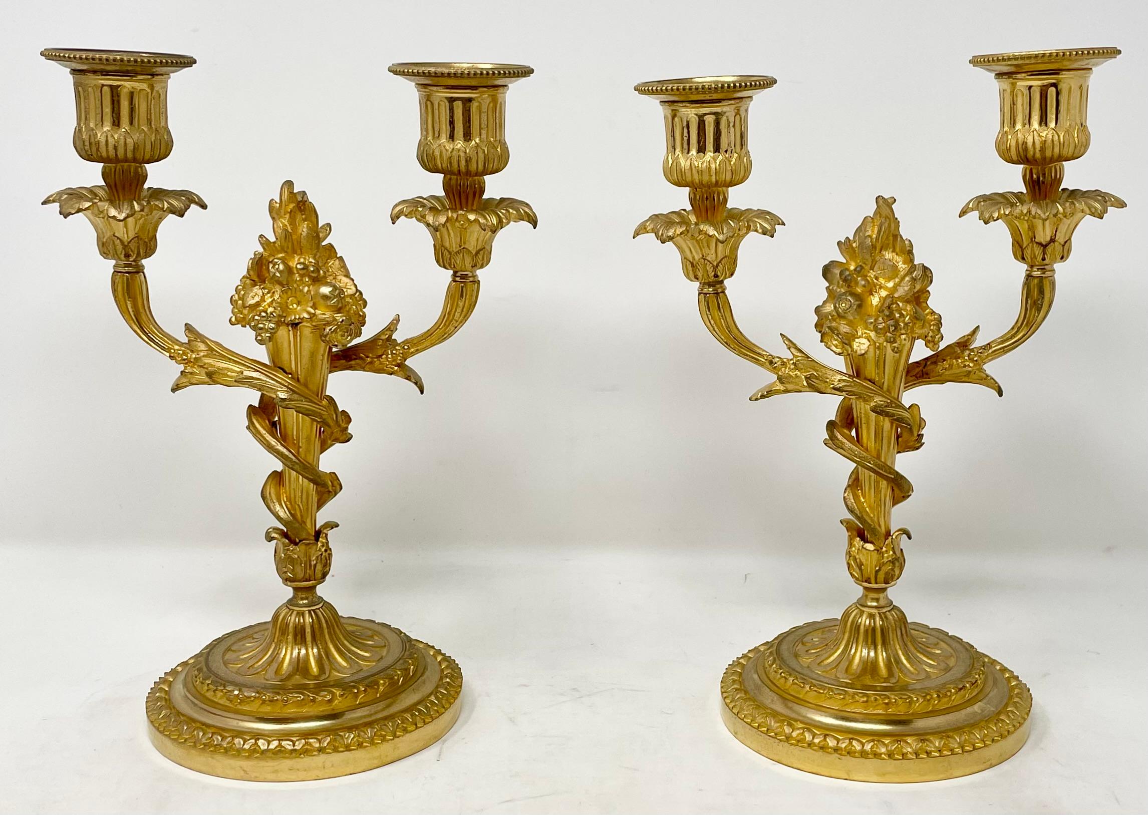 Coppia di antichi candelabri francesi in bronzo dorato, circa 1860-1870.