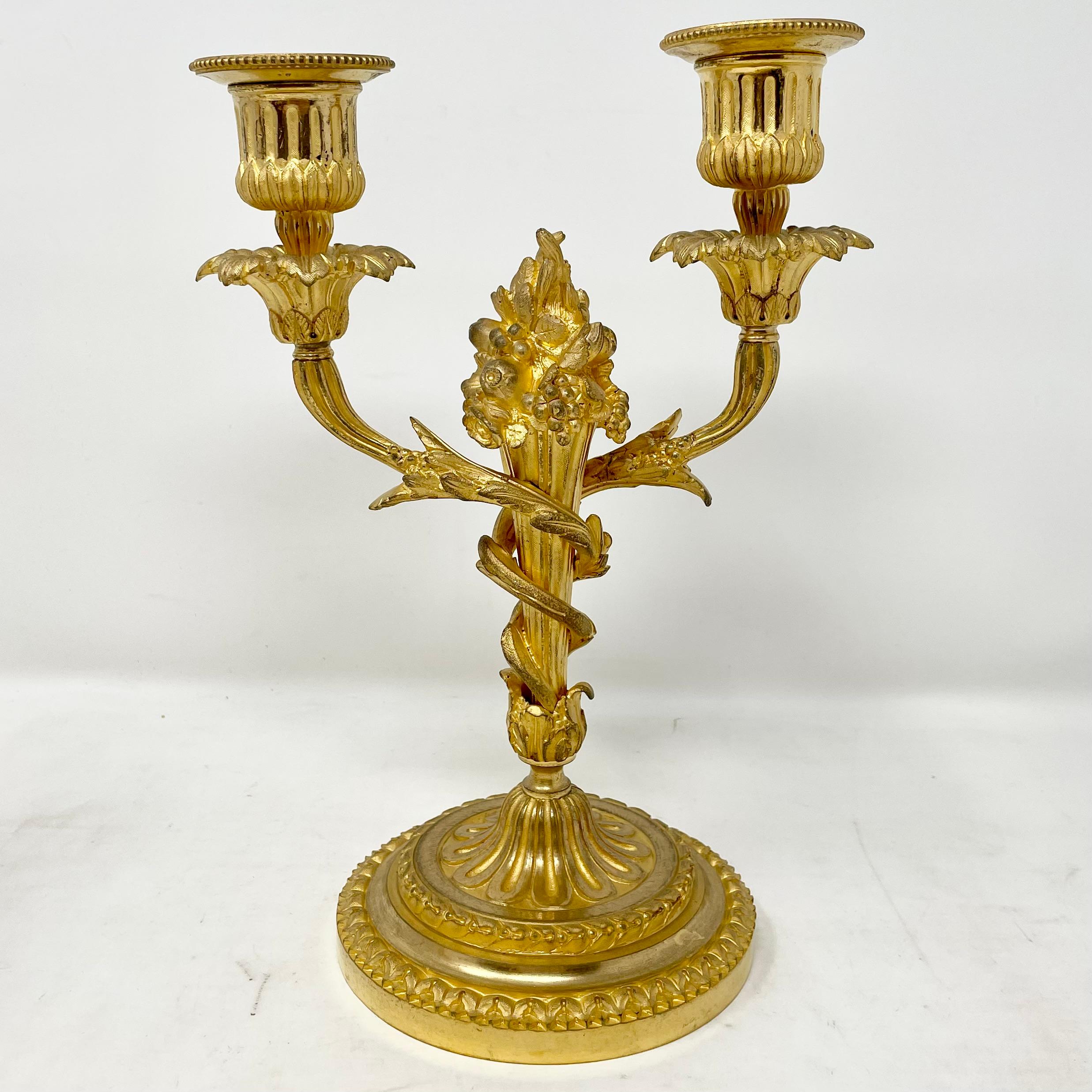 XIX secolo Coppia di candelabri francesi in bronzo dorato, 1860-1870 circa. in vendita