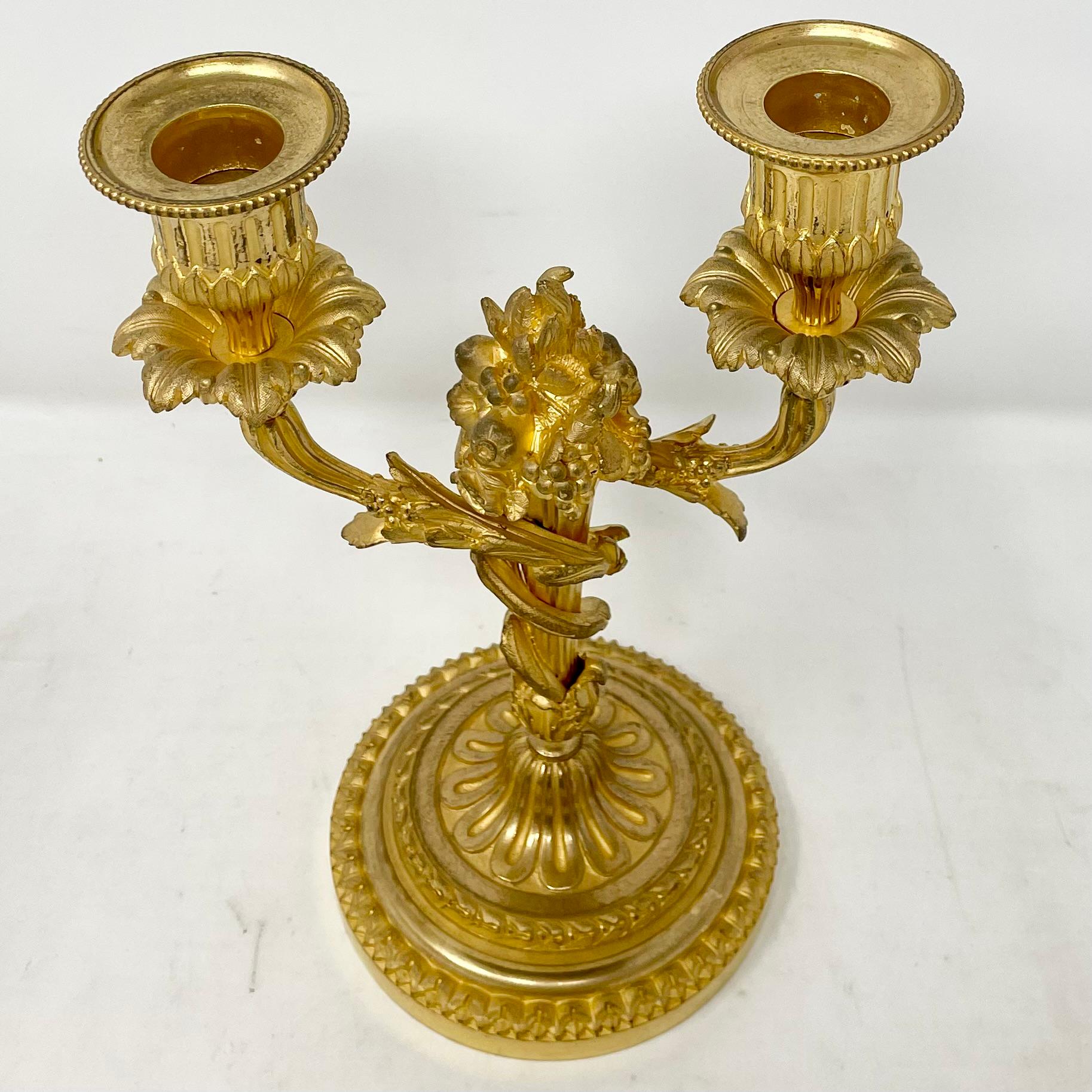 Bronzo Coppia di candelabri francesi in bronzo dorato, 1860-1870 circa. in vendita