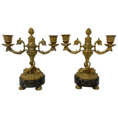 Paire de candélabres français anciens en bronze doré sur socle en marbre vert, vers 1885.