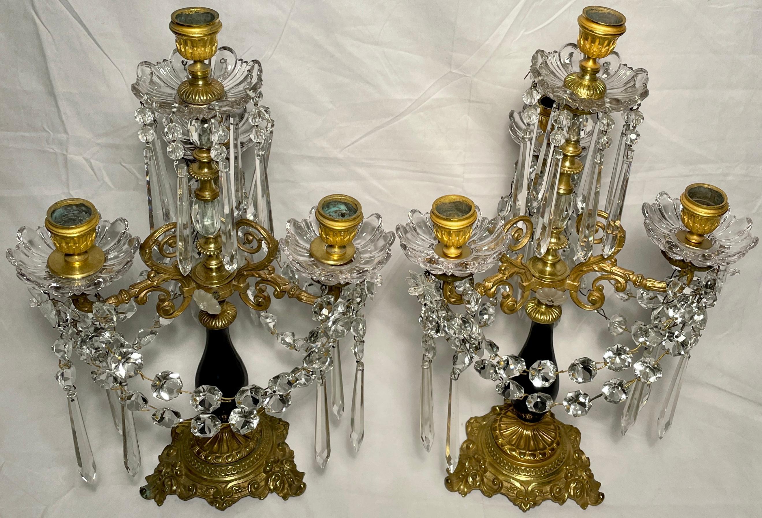 Paire de candélabres français anciens en bronze doré, cristal taillé et porcelaine de cobalt, datant des années 1880.