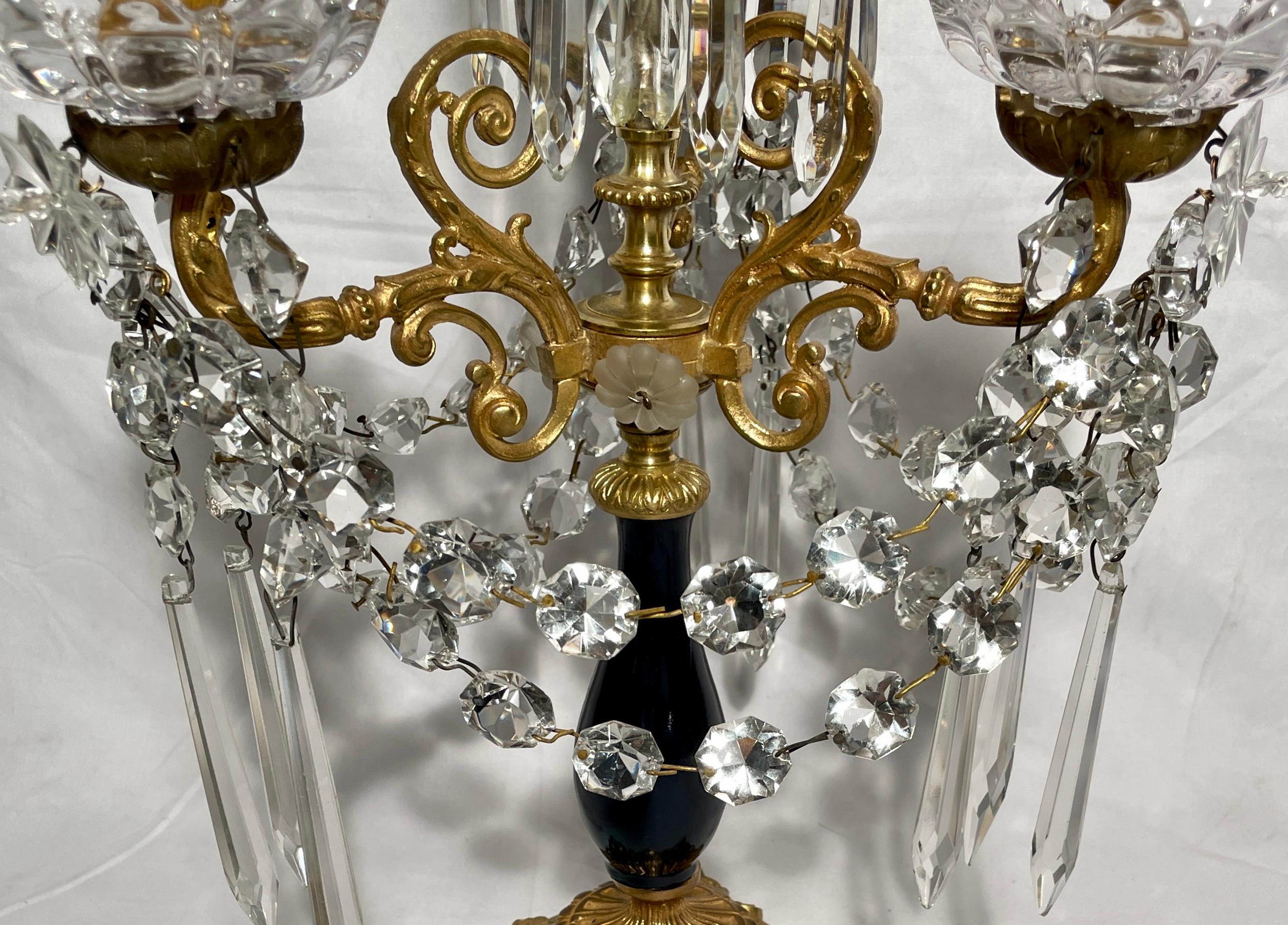 Bronze Paire de candélabres français anciens en bronze doré, cristal taillé et cobalt, vers les années 1880. en vente