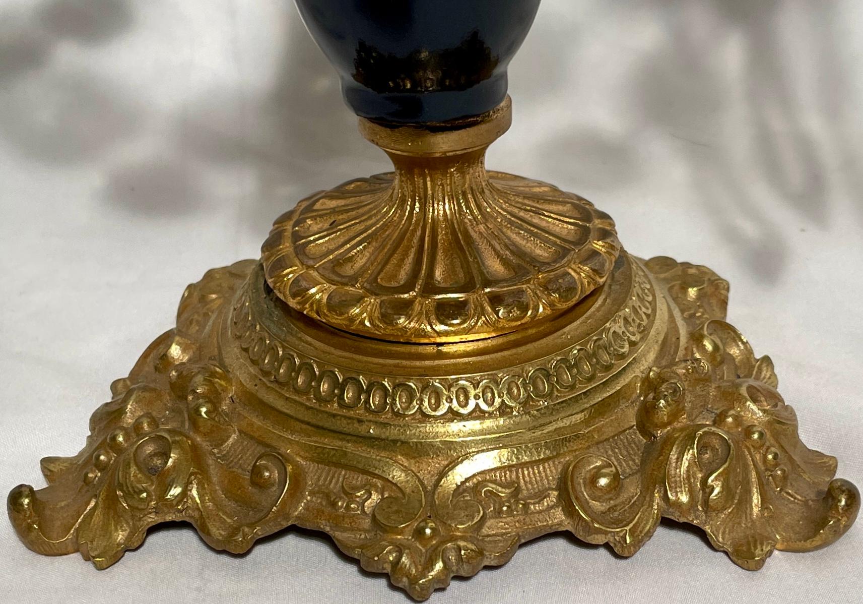 Paire de candélabres français anciens en bronze doré, cristal taillé et cobalt, vers les années 1880. en vente 2