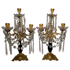Paar antike französische Kandelaber aus Goldbronze, geschliffenem Kristall und kobaltfarbenem Kristall, um 1880.