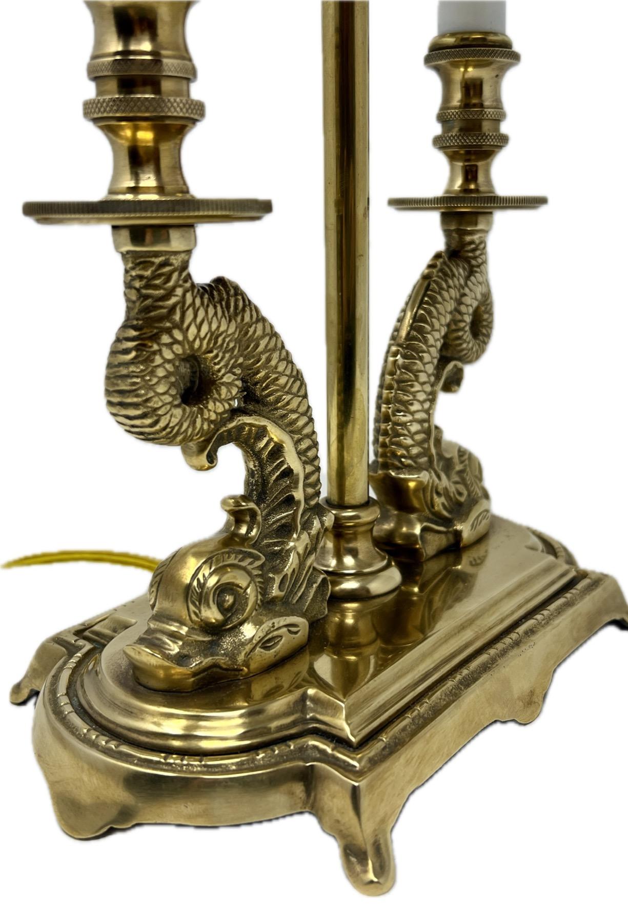 Paar antike französische Goldbronze- Delphin-Bouillotte-Lampen mit Tole-Schirmen. (Französisch) im Angebot