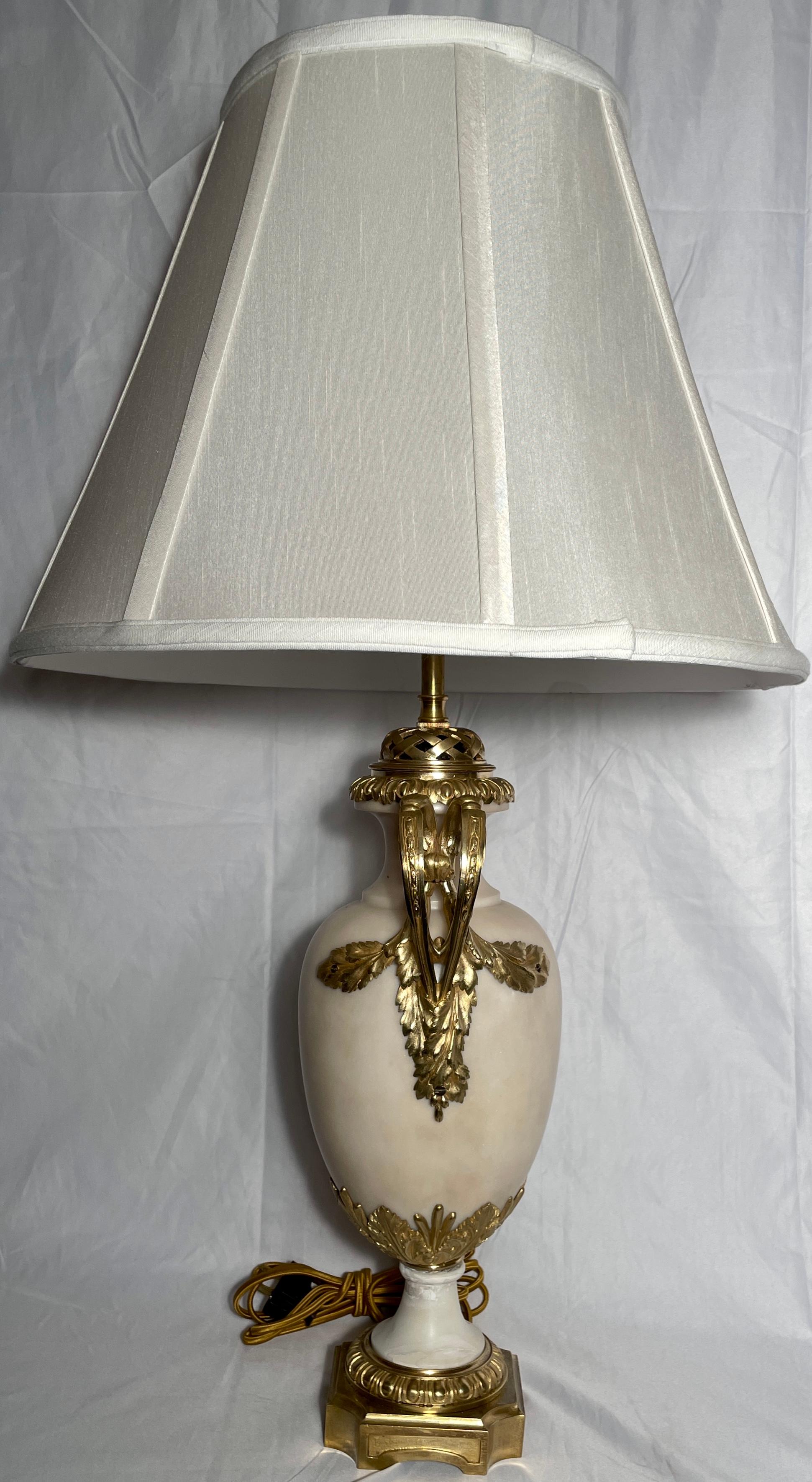 Paar antike französische Lampen aus Carrara-Marmor mit Goldbronze-Montierung, um 1890 (Französisch) im Angebot