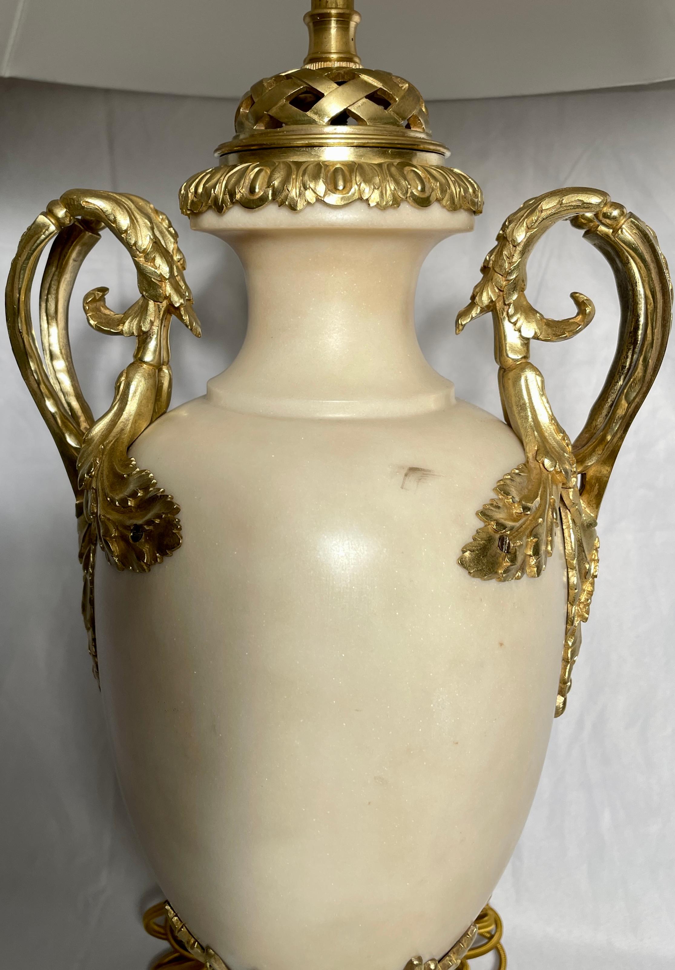 Paar antike französische Lampen aus Carrara-Marmor mit Goldbronze-Montierung, um 1890 im Zustand „Gut“ im Angebot in New Orleans, LA
