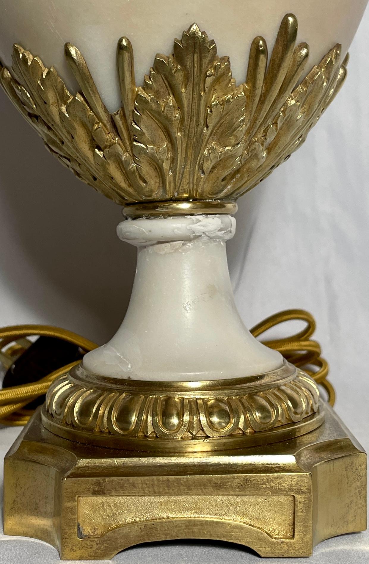Paar antike französische Lampen aus Carrara-Marmor mit Goldbronze-Montierung, um 1890 (Bronze) im Angebot