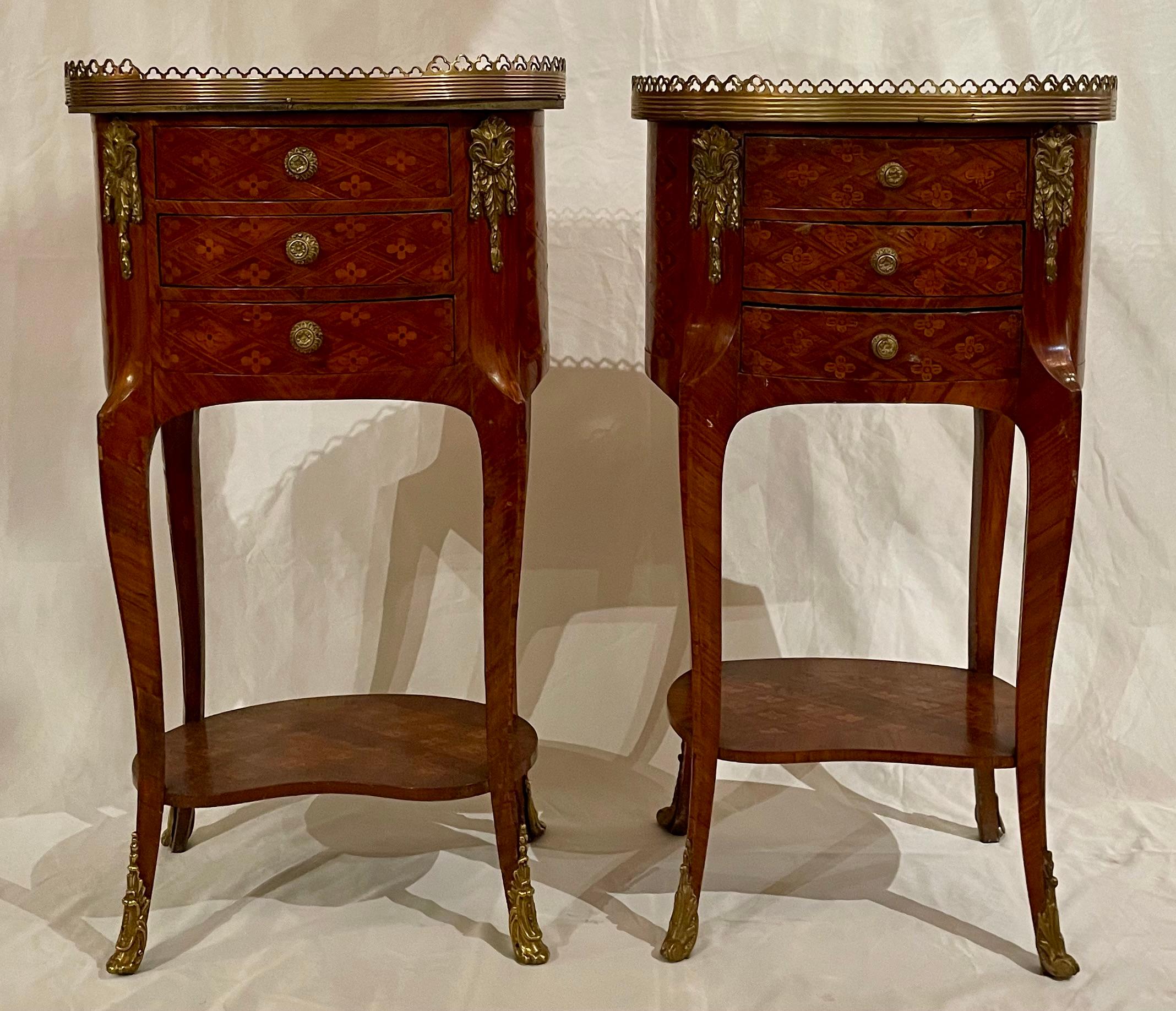 Français Paire de tables d'appoint en marqueterie ancienne française montée sur bronze doré, Circa 1885-1895. en vente